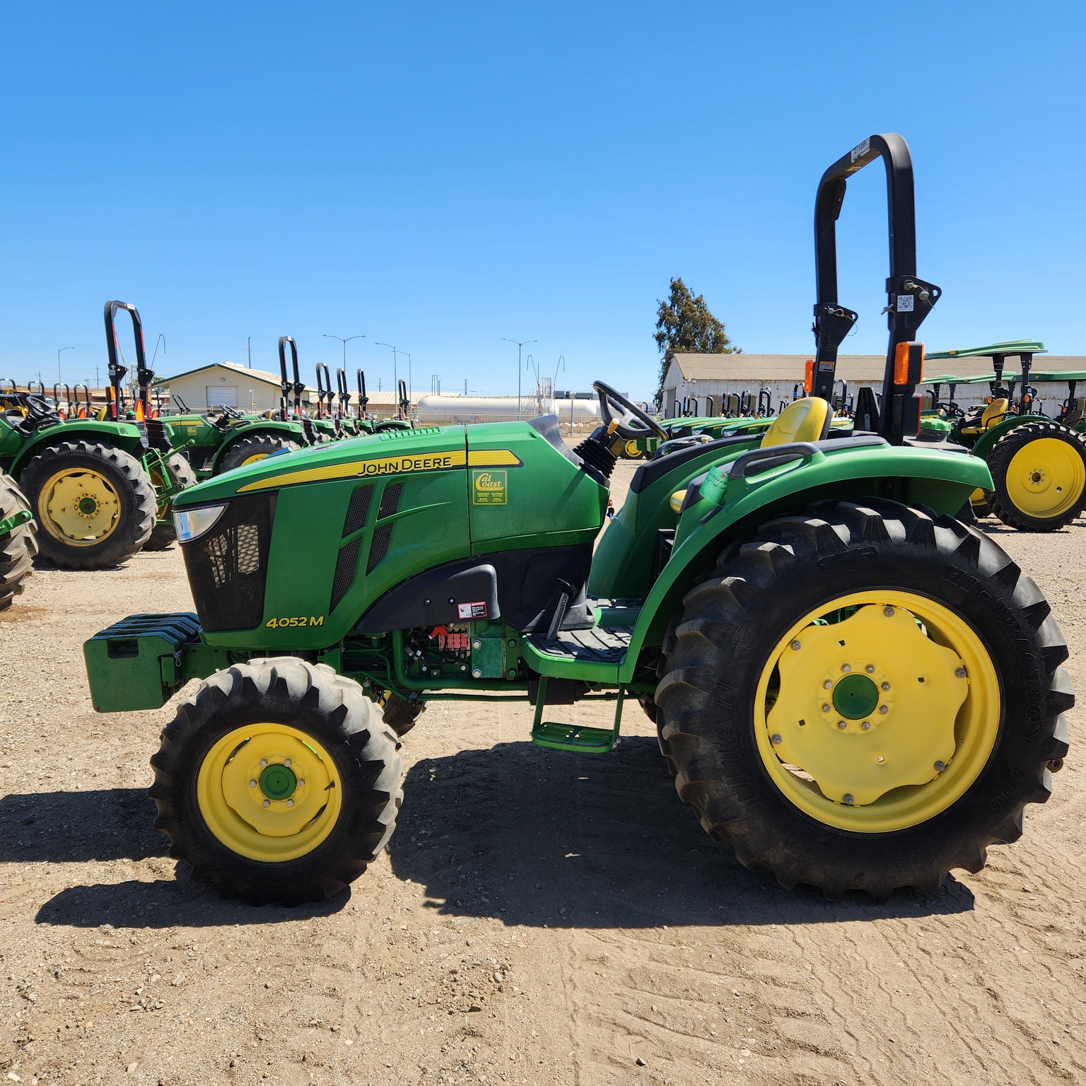 2015 John Deere 4052M Image 4
