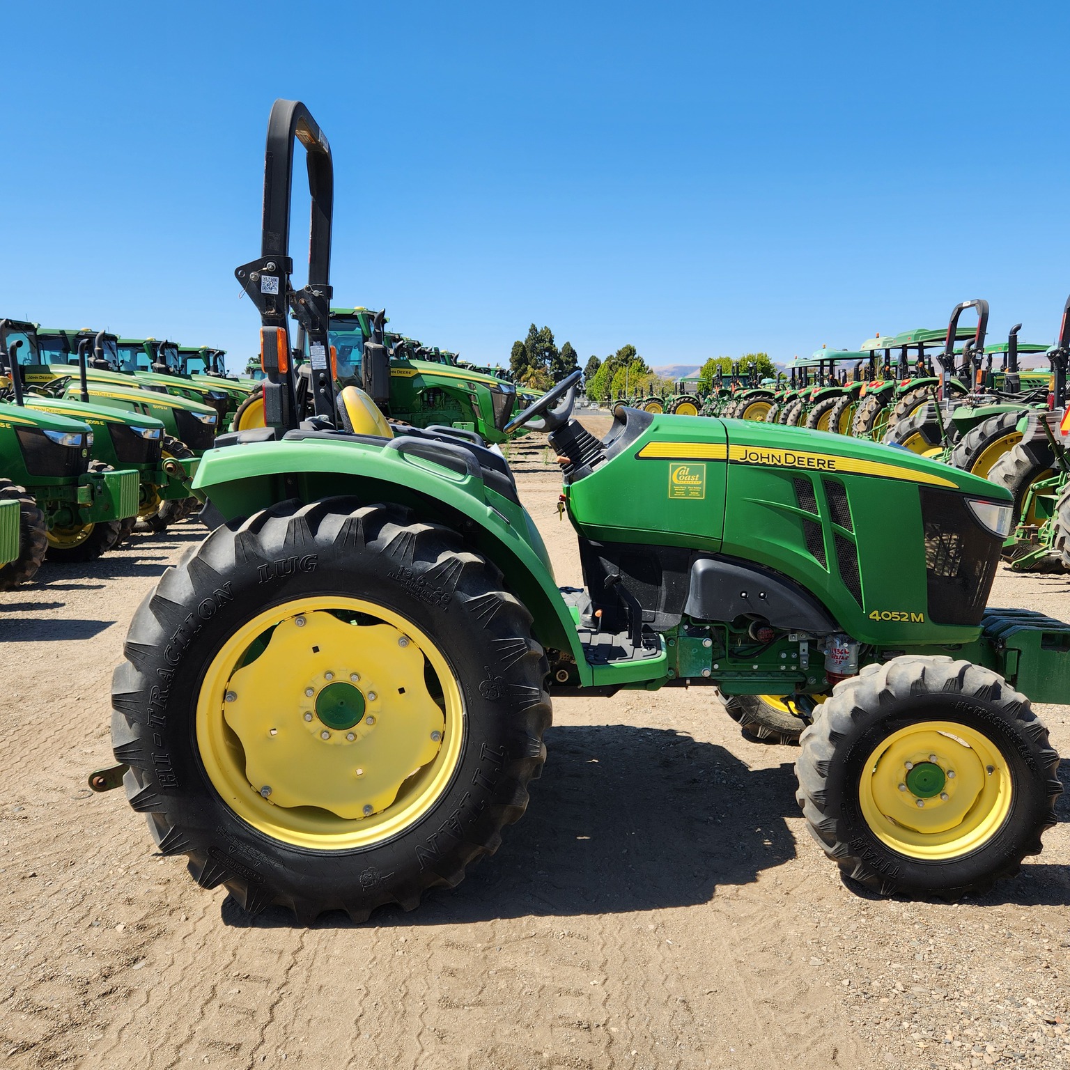 2015 John Deere 4052M Image 8