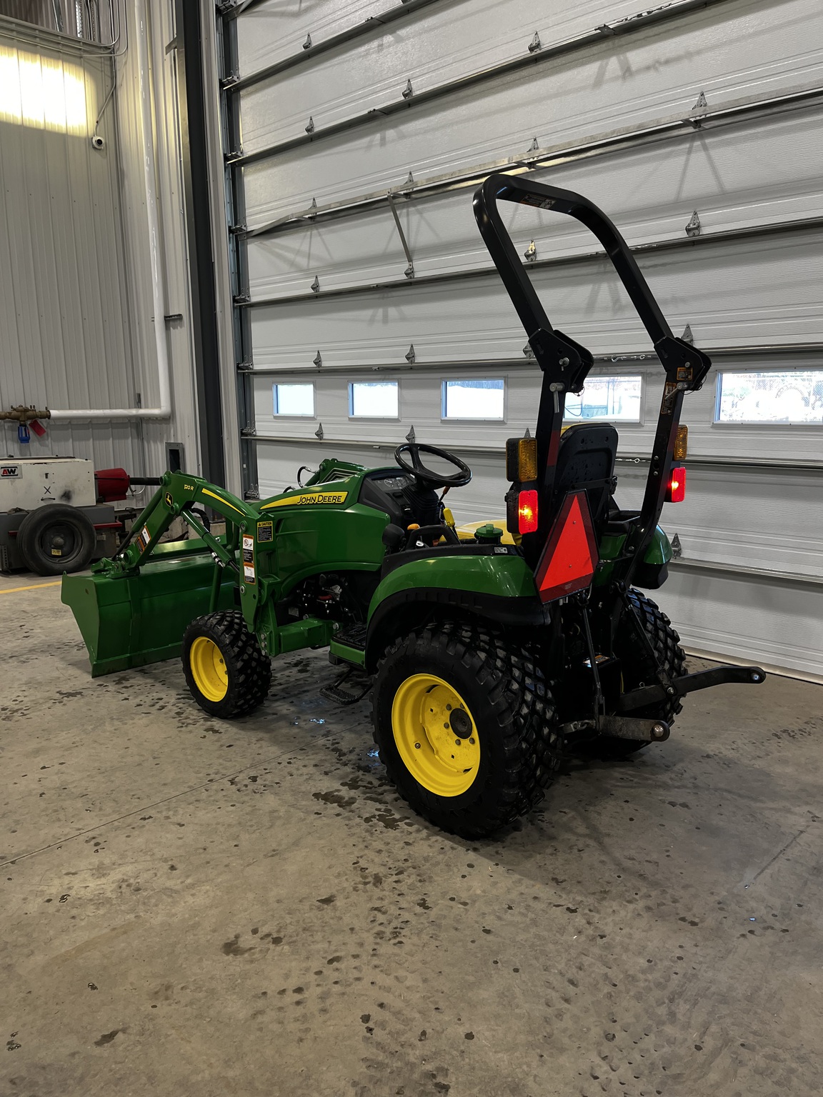 2021 John Deere 2025R Image 3