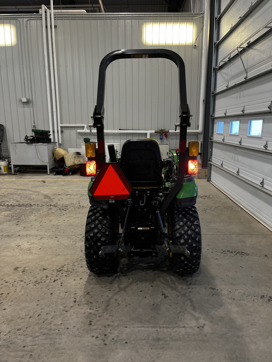 2021 John Deere 2025R Image 4