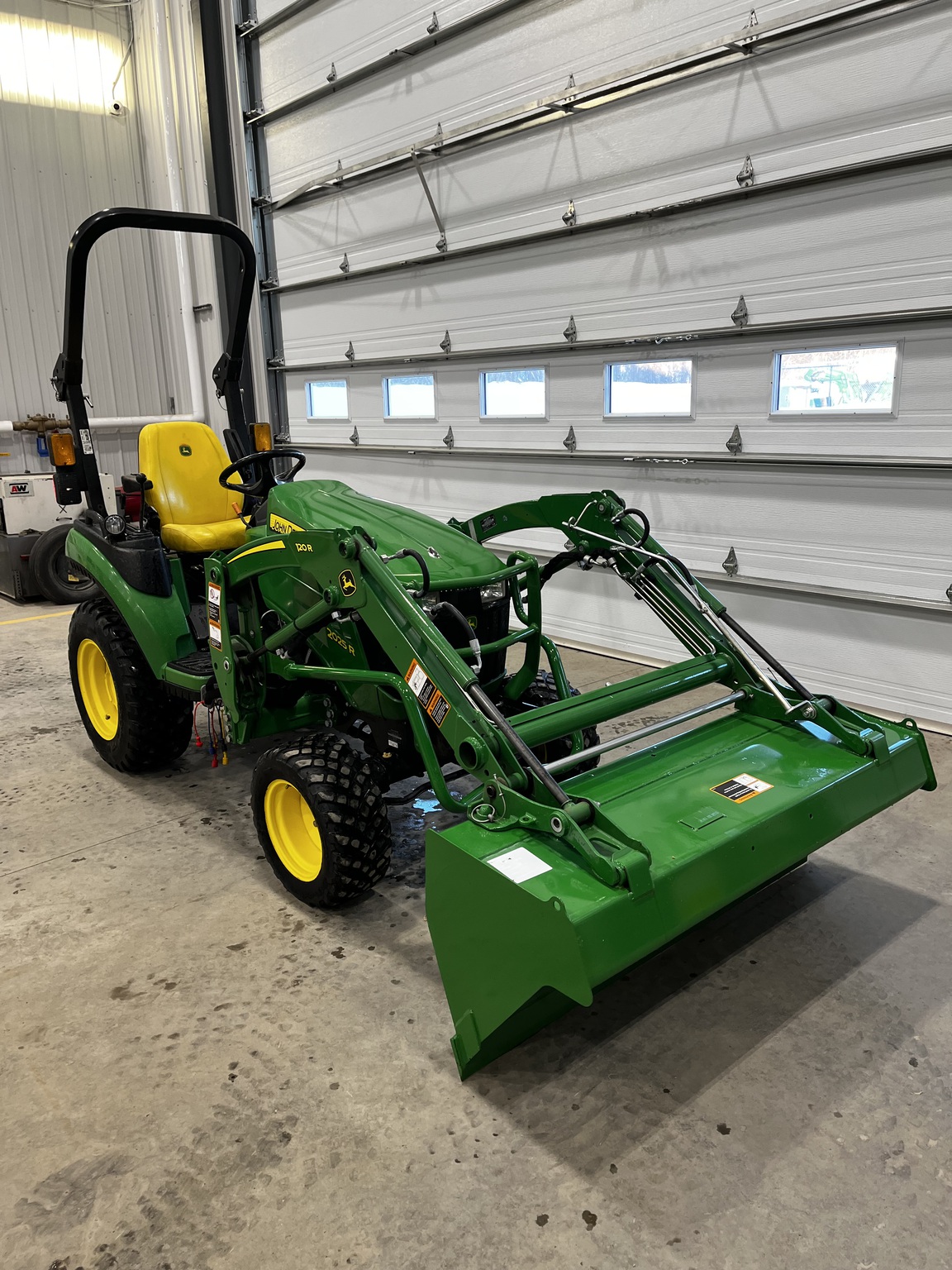 2021 John Deere 2025R Image 7