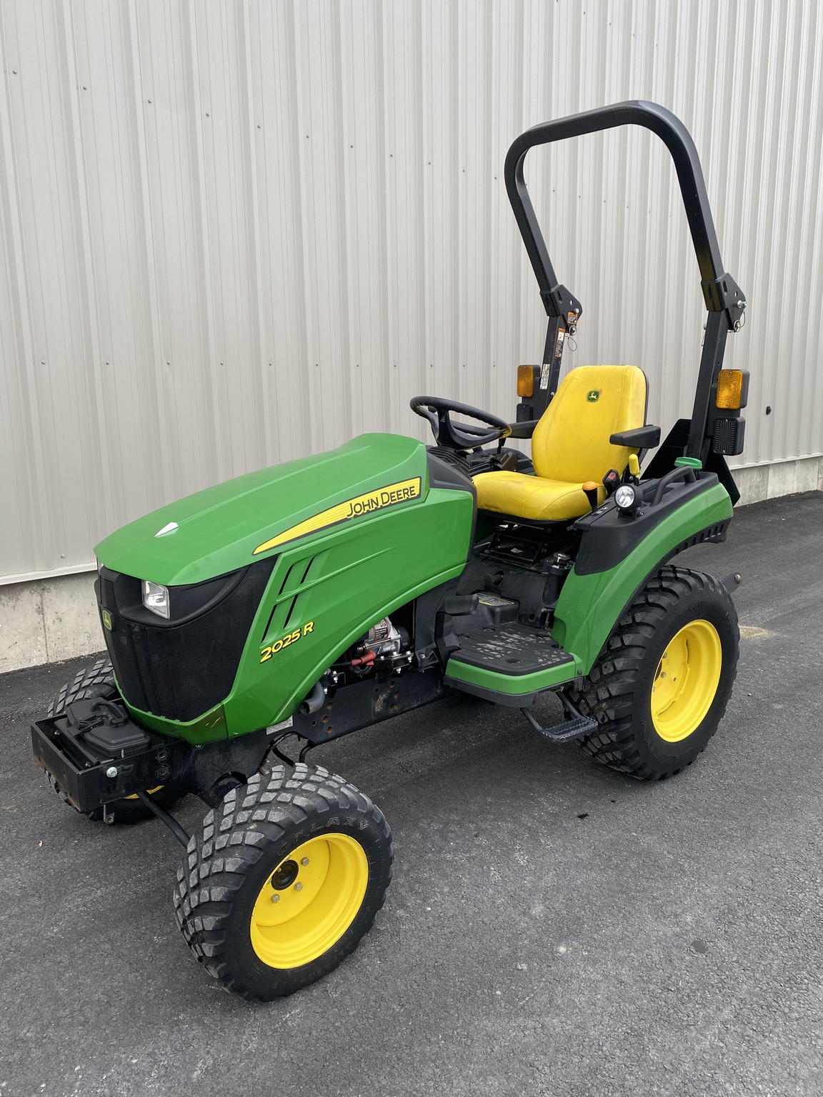 2021 John Deere 2025R Image 4