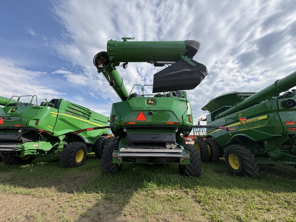 Used 2023 John Deere X9 1000 Combines at Horizon Ag & Turf in Vermilion, AB - Photo4