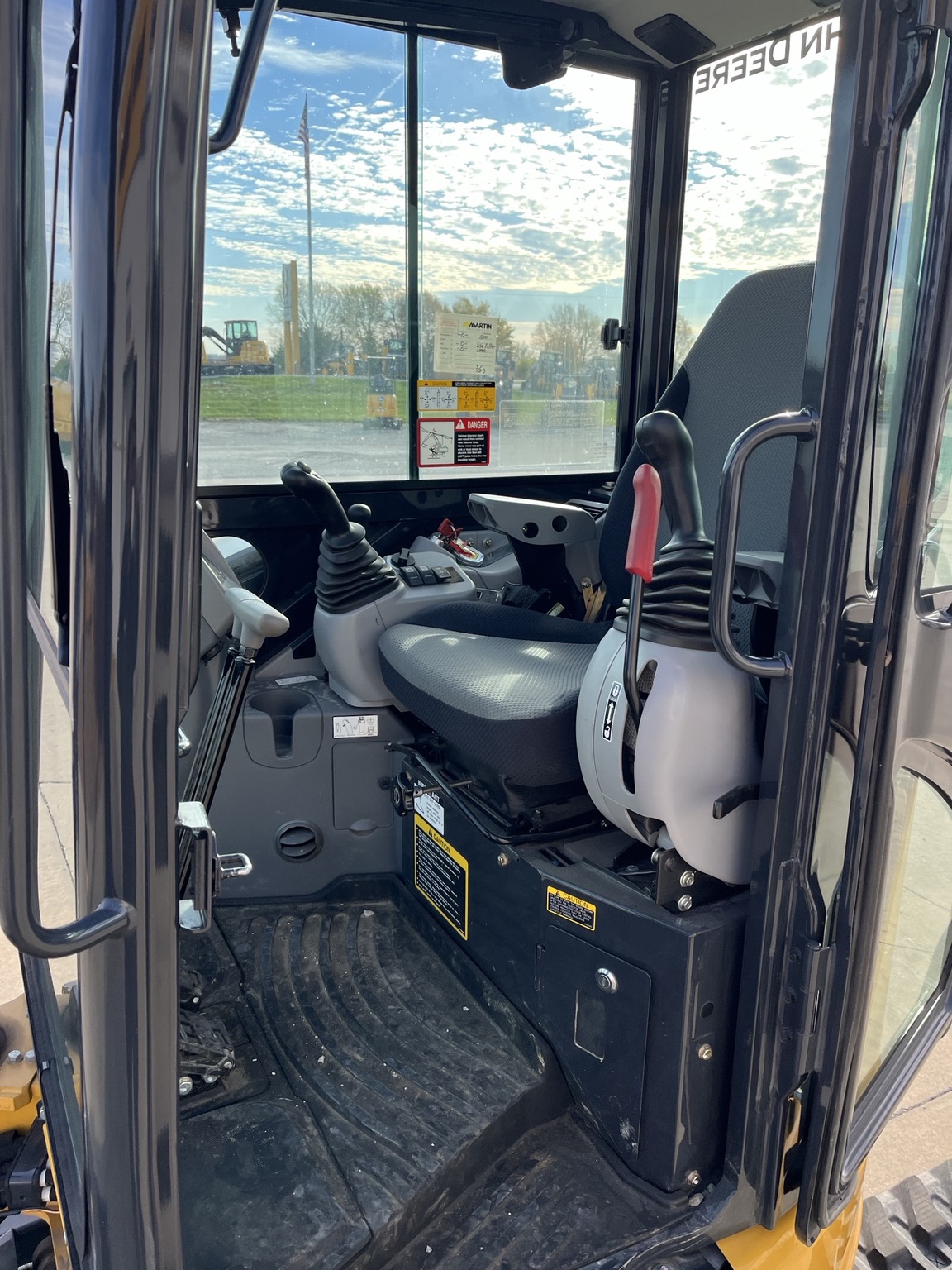 2023 John Deere 30G Image 8