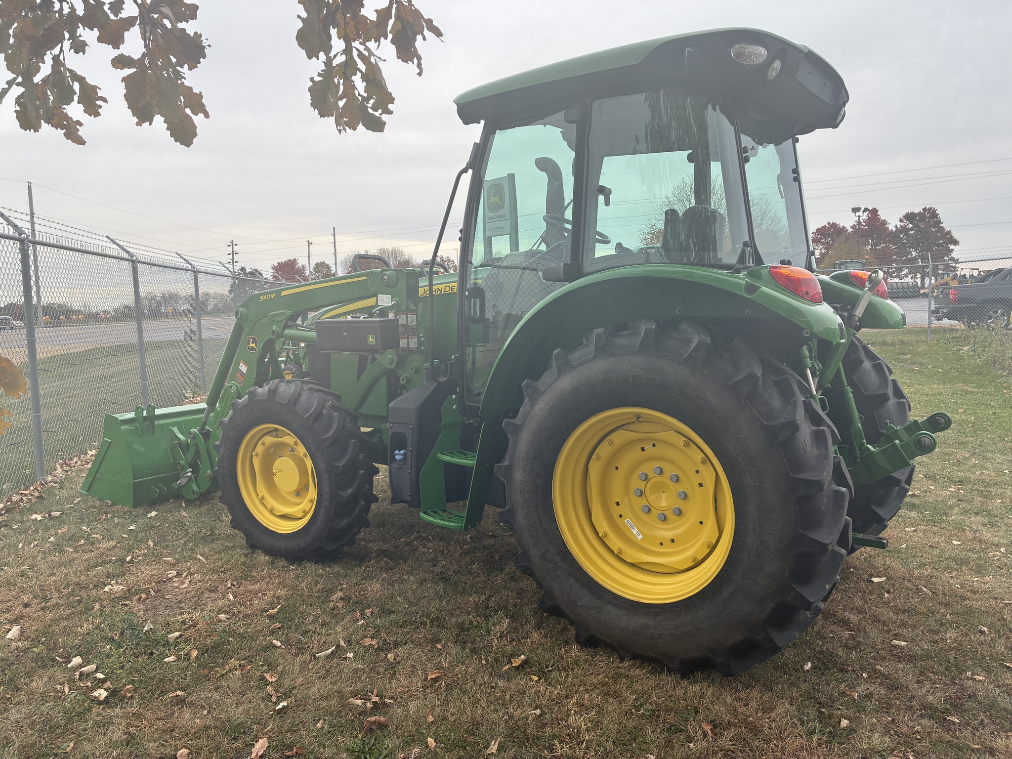 2022 John Deere 5100M Image 3