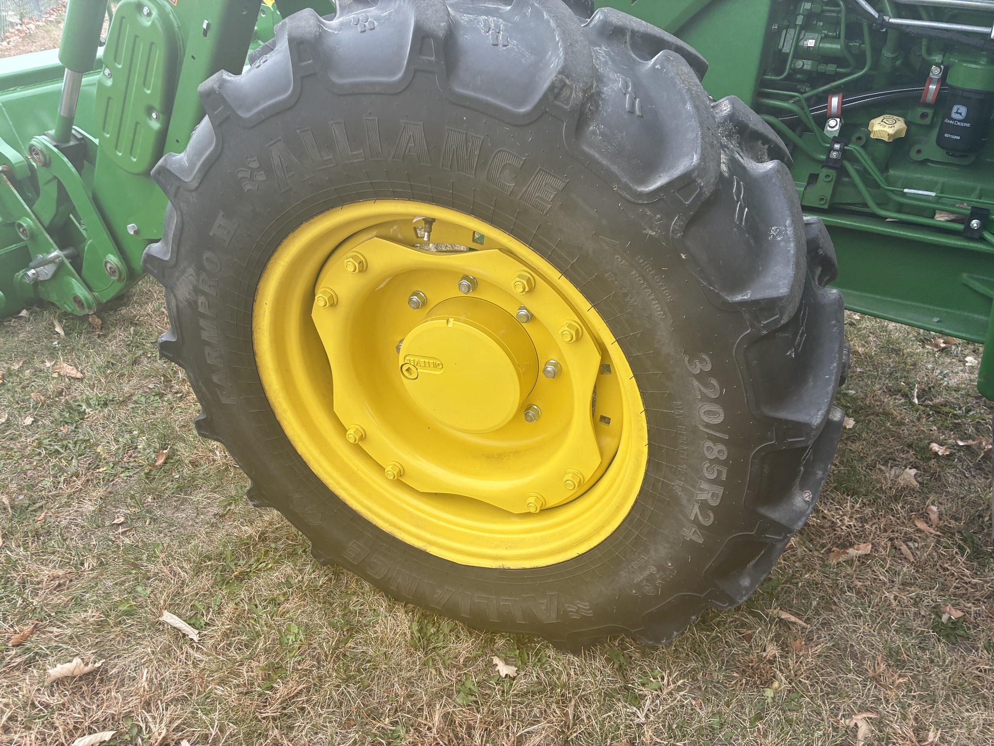 2022 John Deere 5100M Image 9