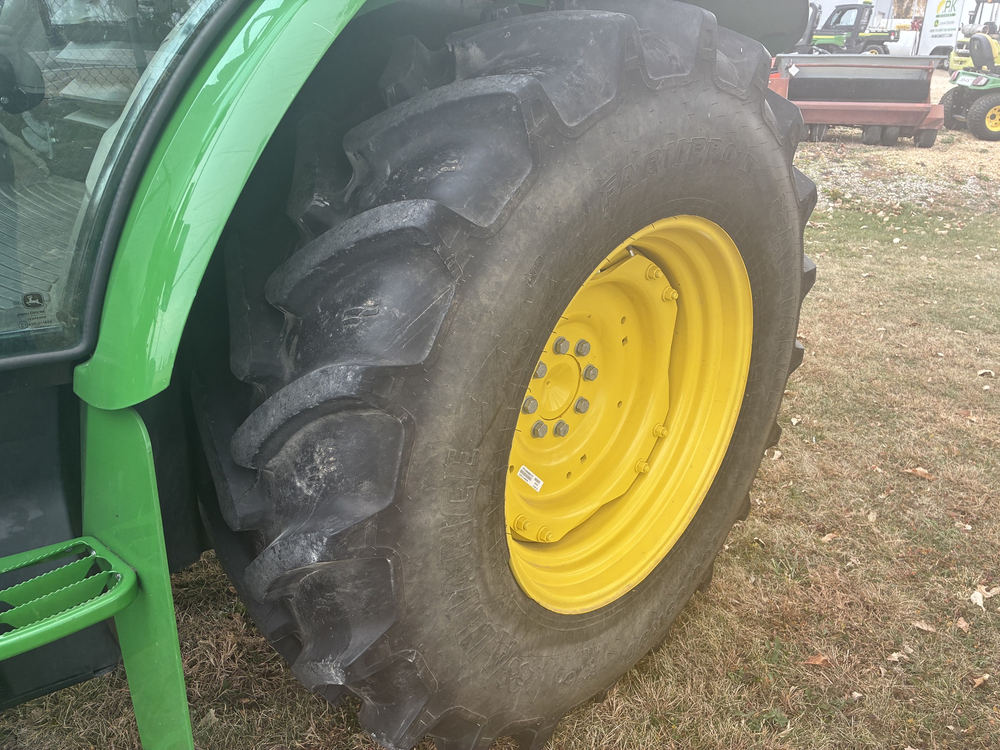 2022 John Deere 5100M Image 8