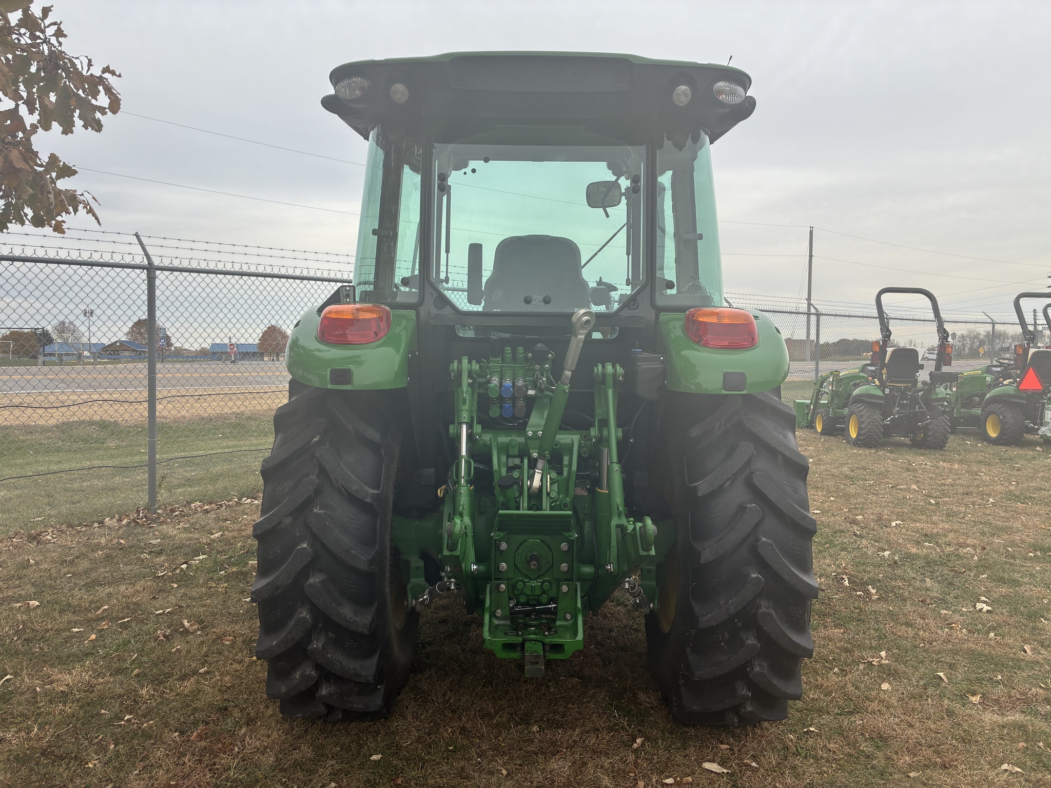 2022 John Deere 5100M Image 4