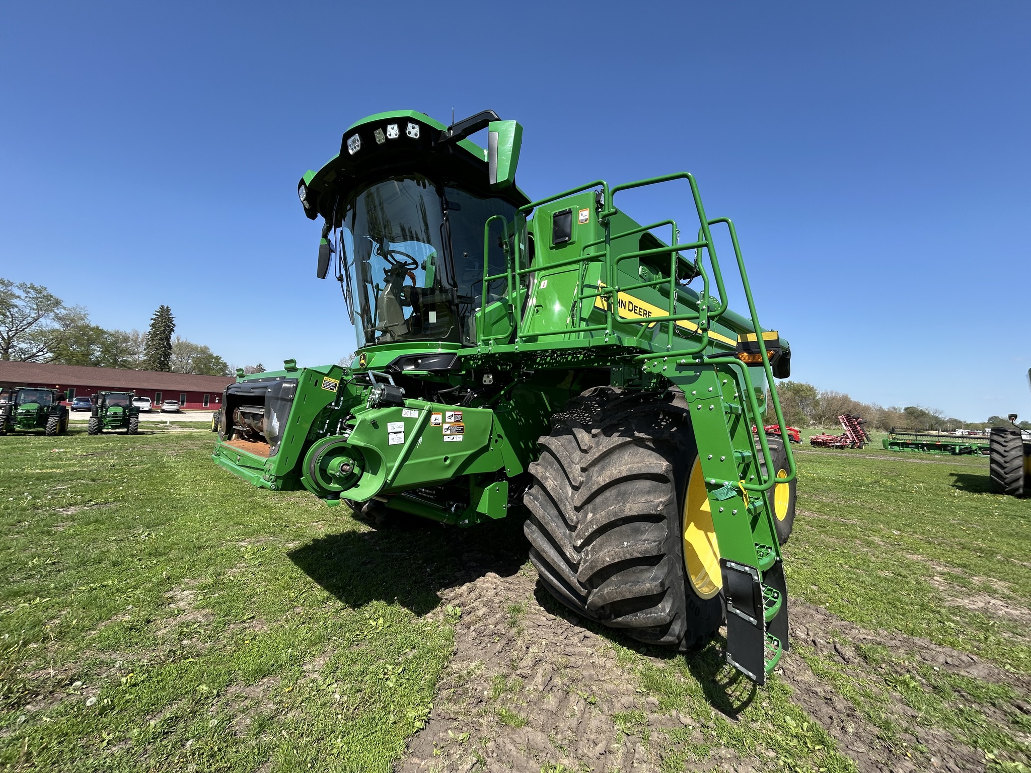  2025 John Deere S7 800 at Heritage Tractor in Galesburg, IL