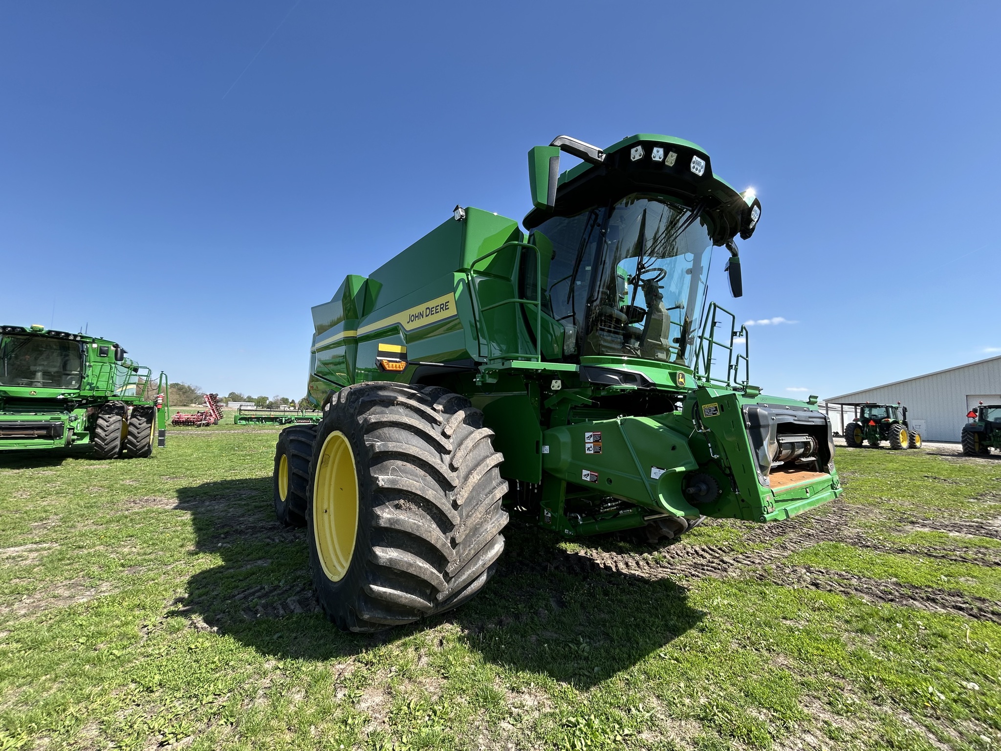  2025 John Deere S7 800 at Heritage Tractor in Galesburg, IL