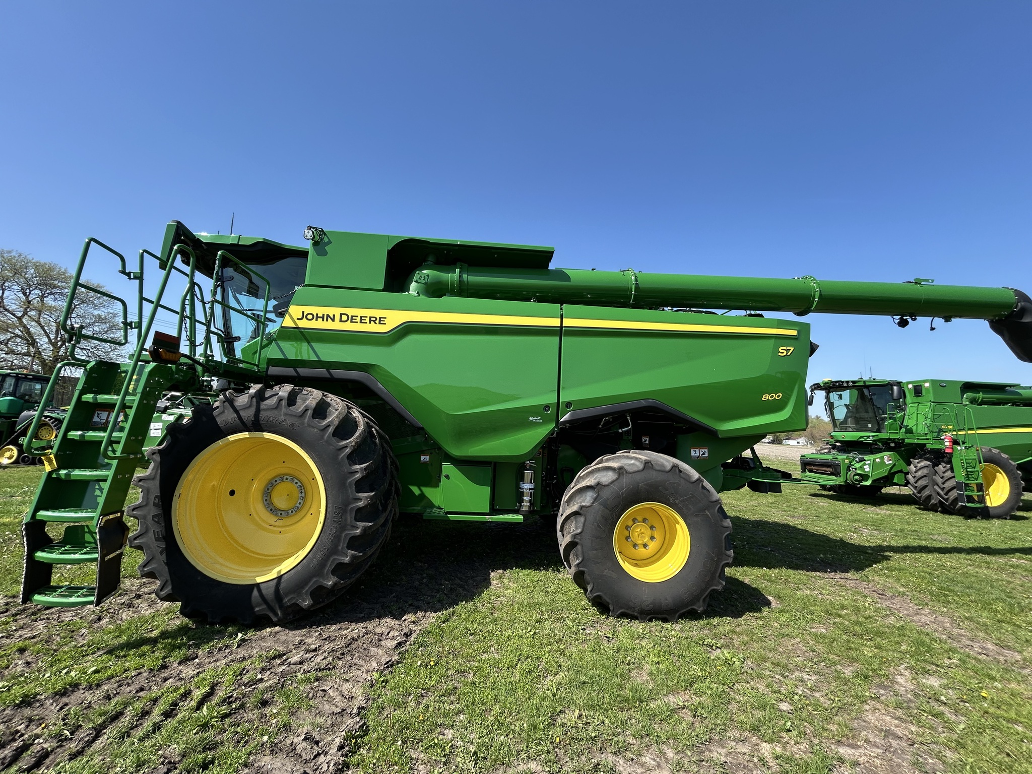  2025 John Deere S7 800 at Heritage Tractor in Galesburg, IL