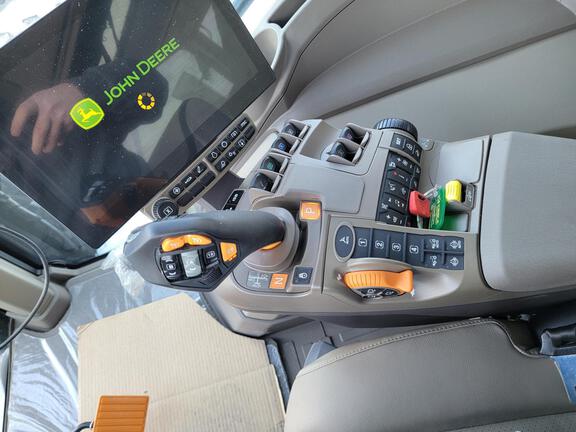 2025 John Deere 8R 340 - Photo11