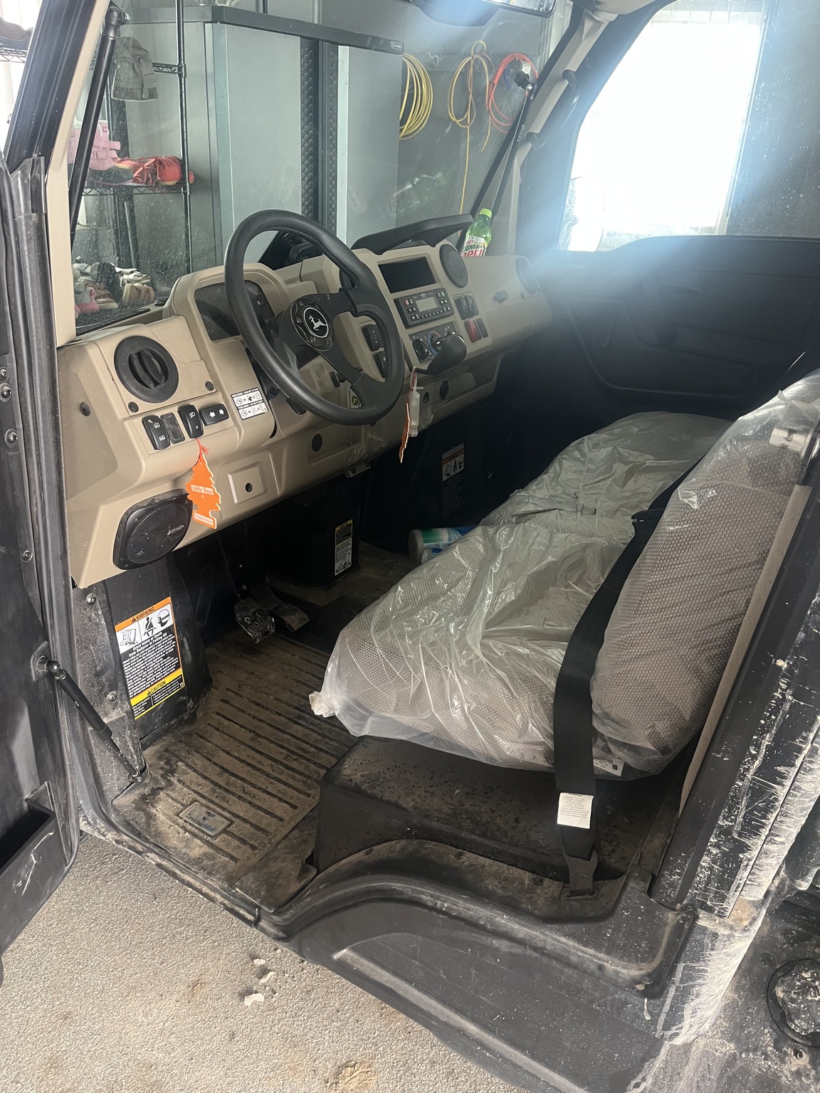 2024 John Deere XUV 835R Image 2