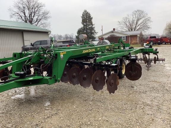Photo of 2003 John Deere 2700