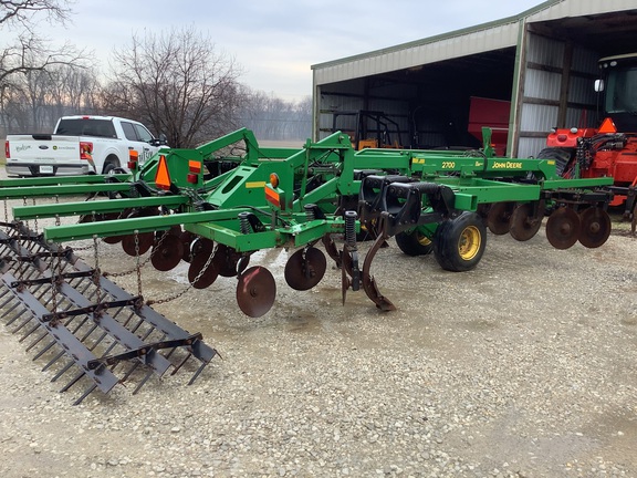 Photo of 2003 John Deere 2700