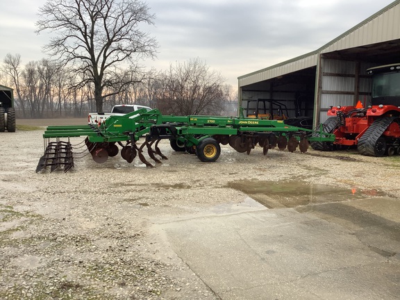 Photo of 2003 John Deere 2700