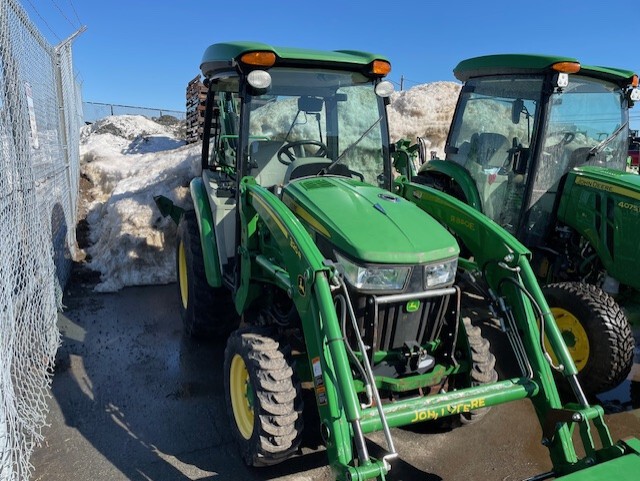 2018 John Deere 3046R Image 3