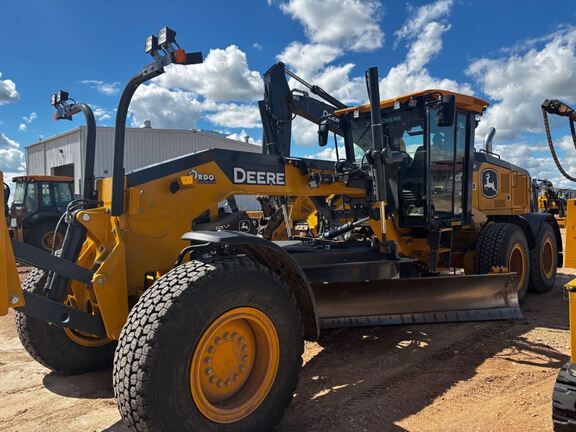 Photo of a 2023 John Deere 872G