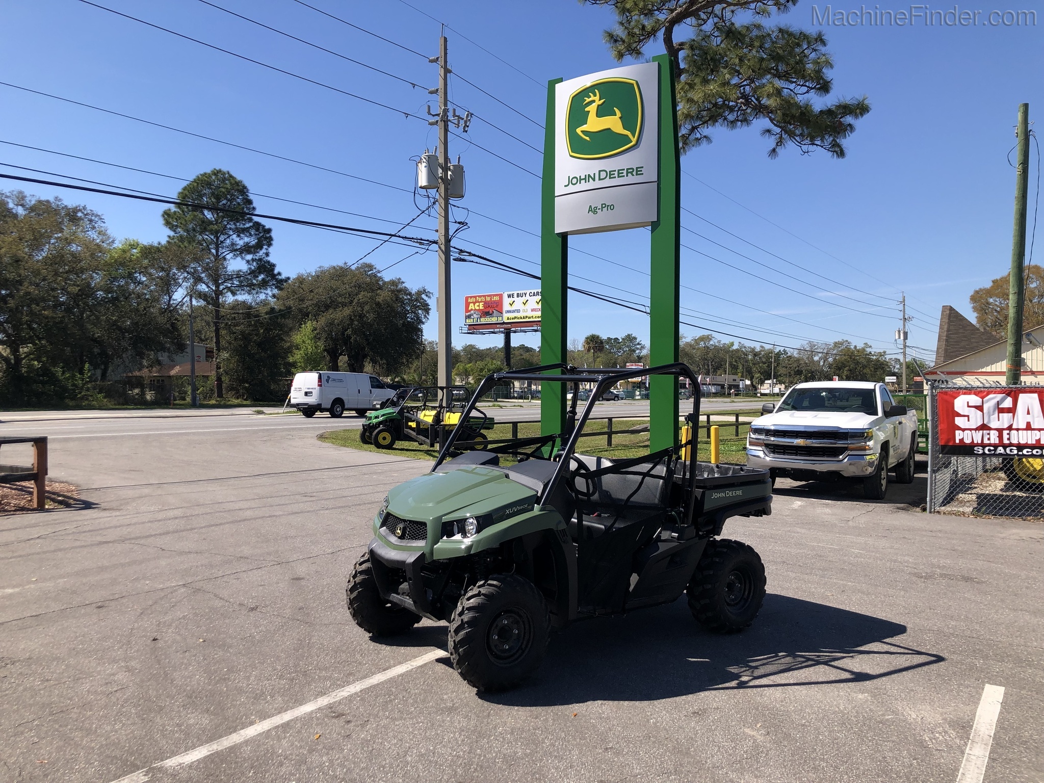 2020 John Deere XUV590E Image 2