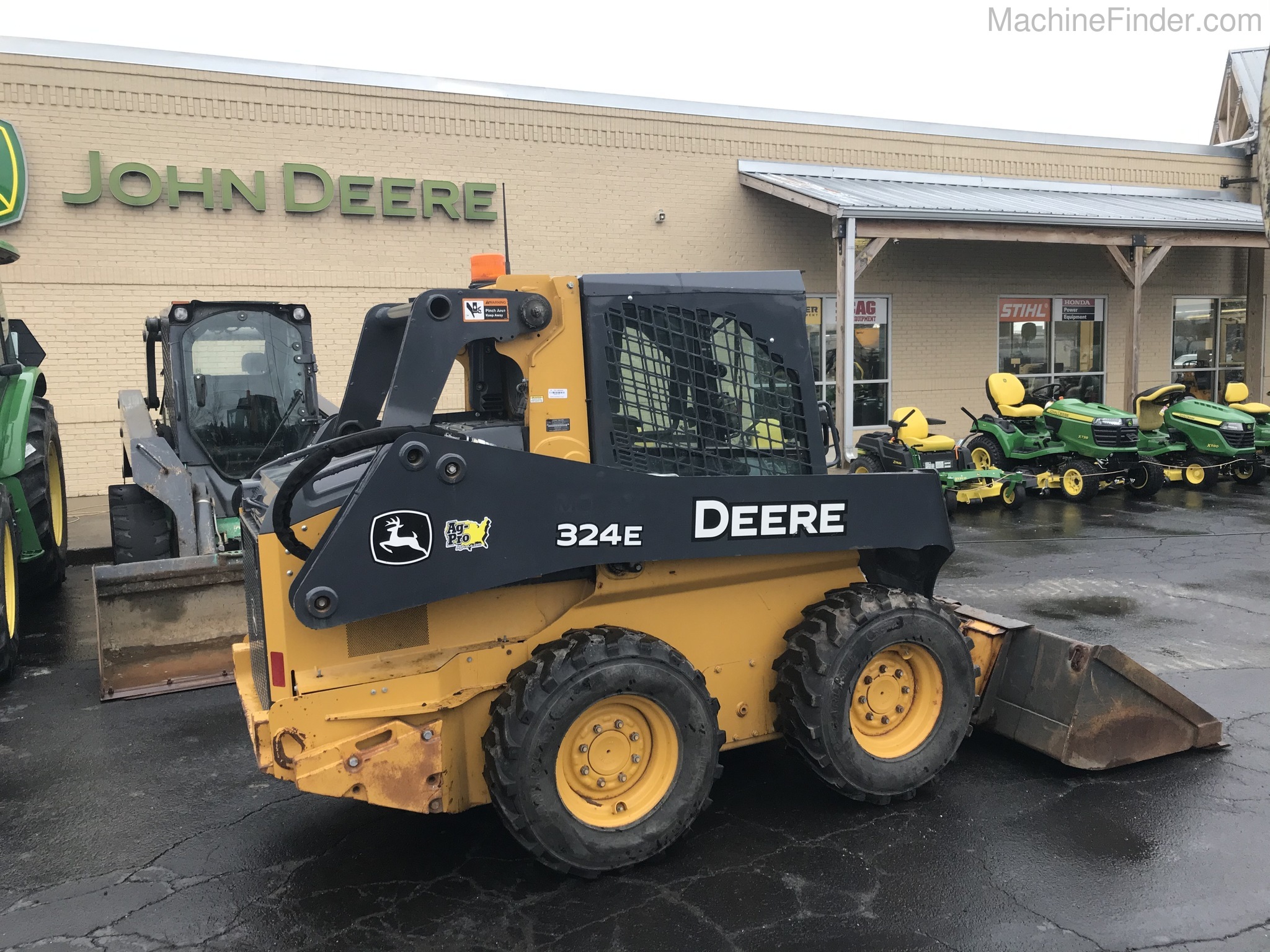 2017 John Deere 324E Image 3