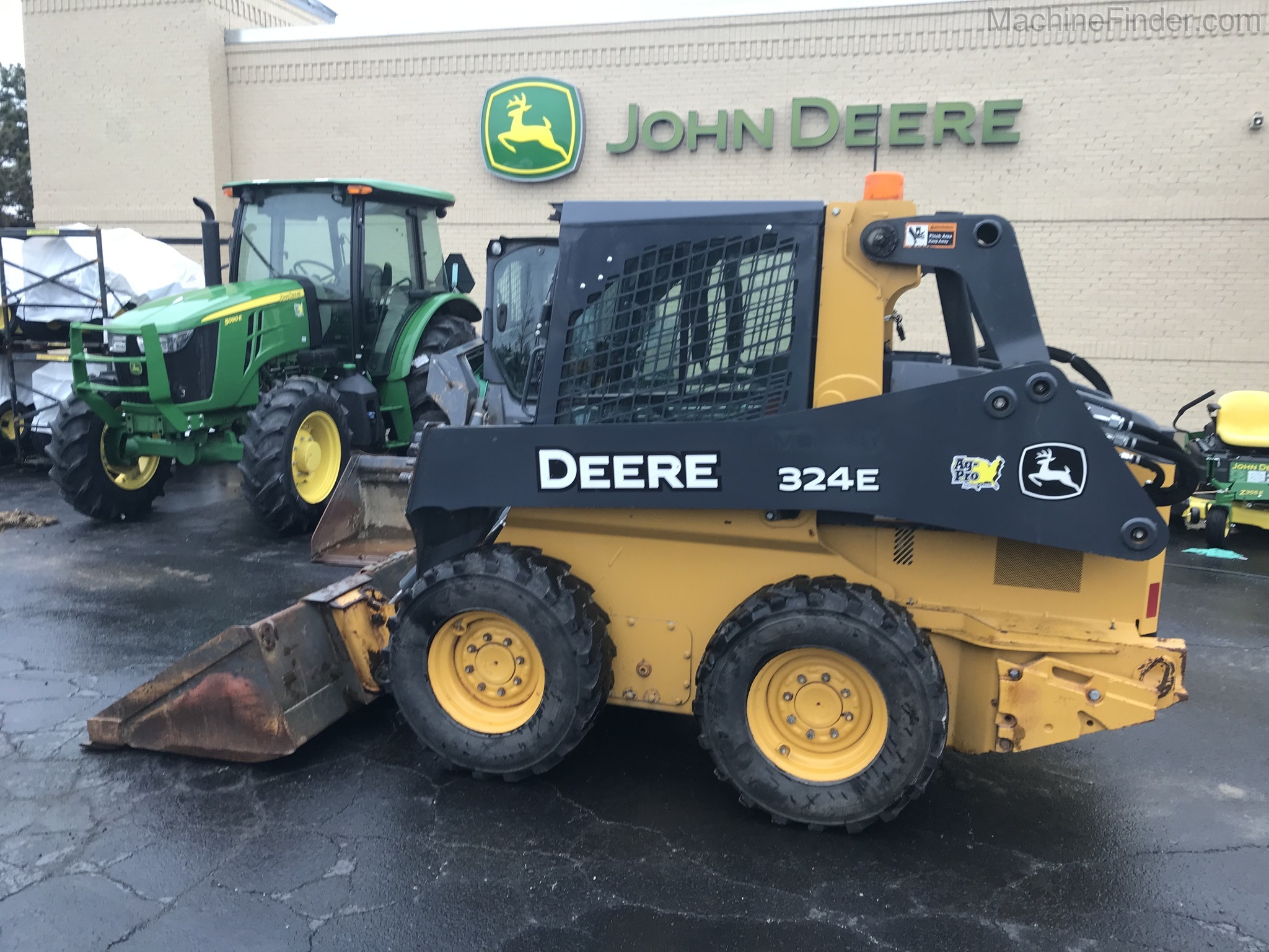 2017 John Deere 324E Image 2
