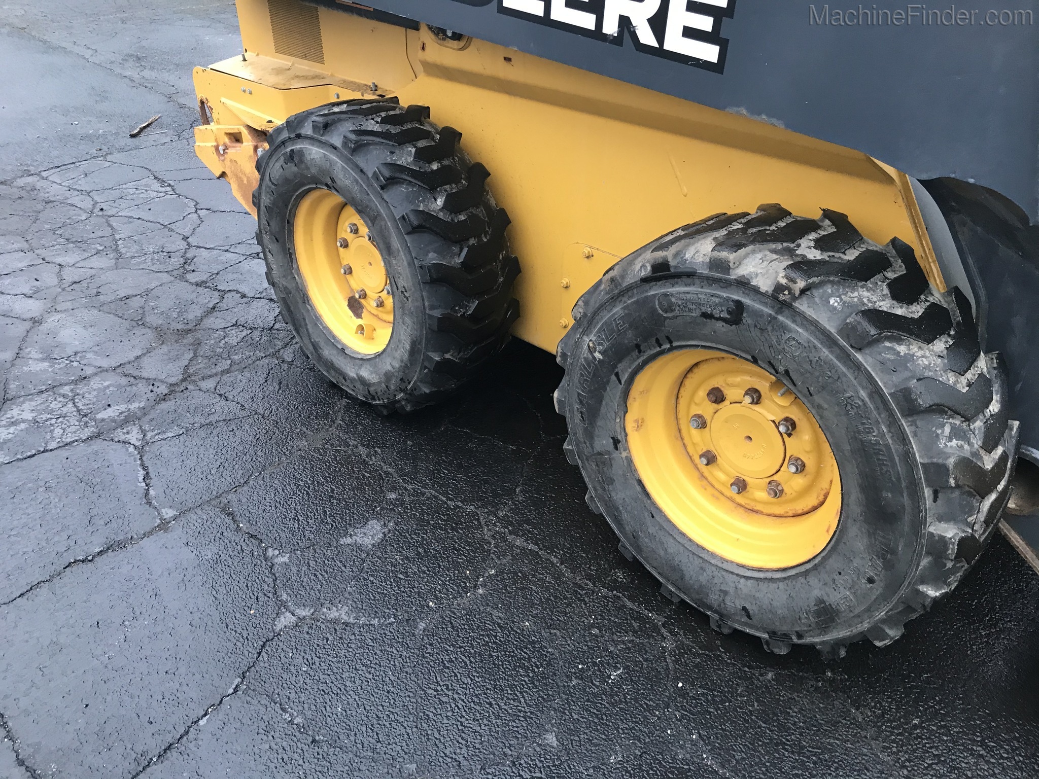2017 John Deere 324E Image 6