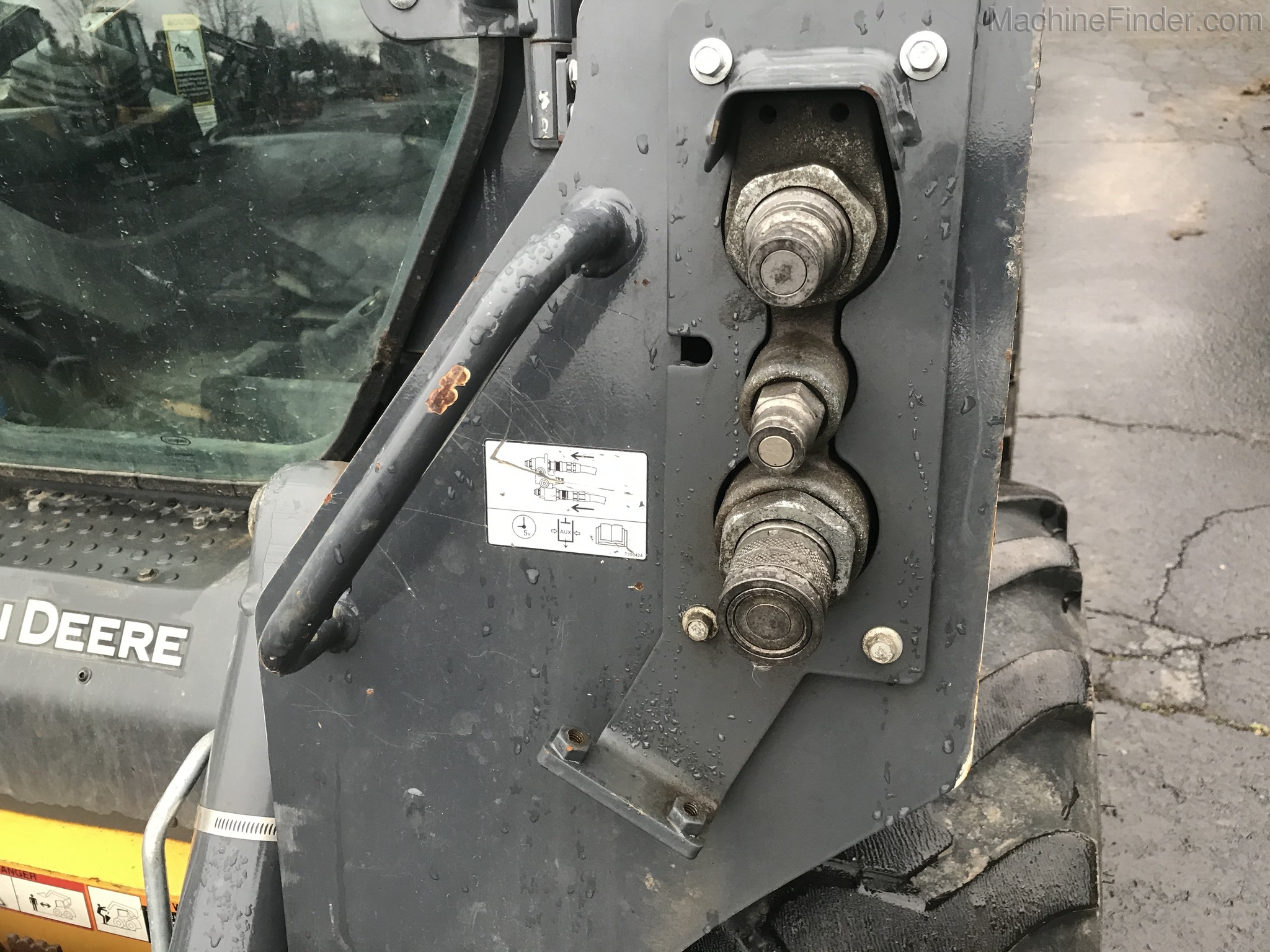 2017 John Deere 324E Image 9