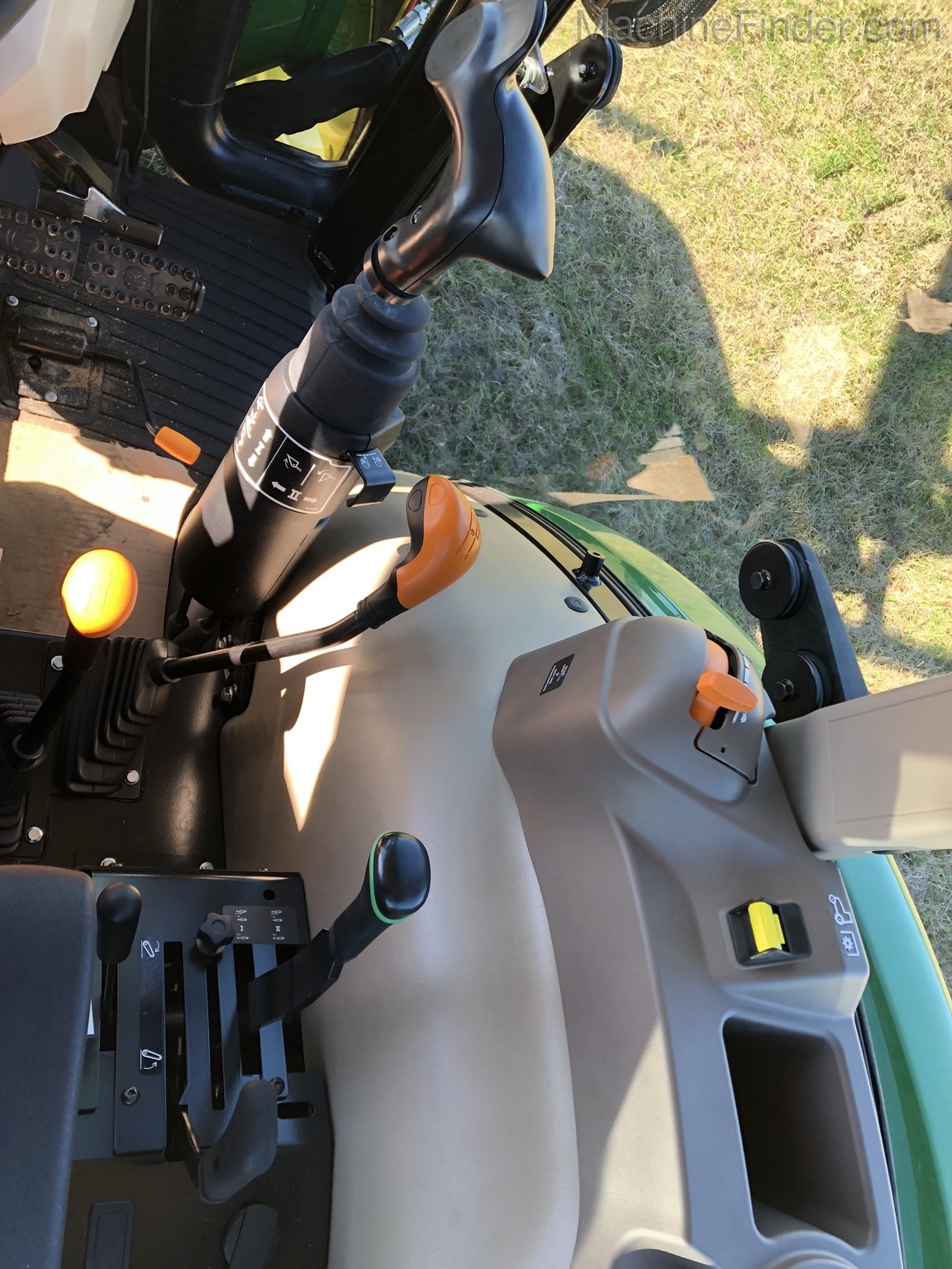 2020 John Deere 5055E Image 11