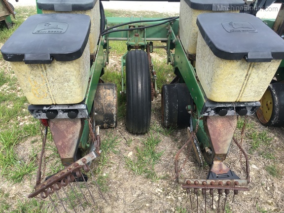 John Deere 7300 Image 5