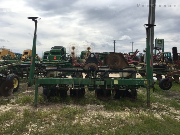 John Deere 7300 Image 8