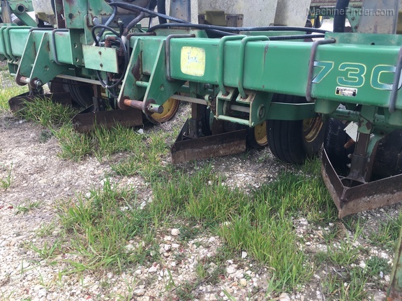 John Deere 7300 Image 9