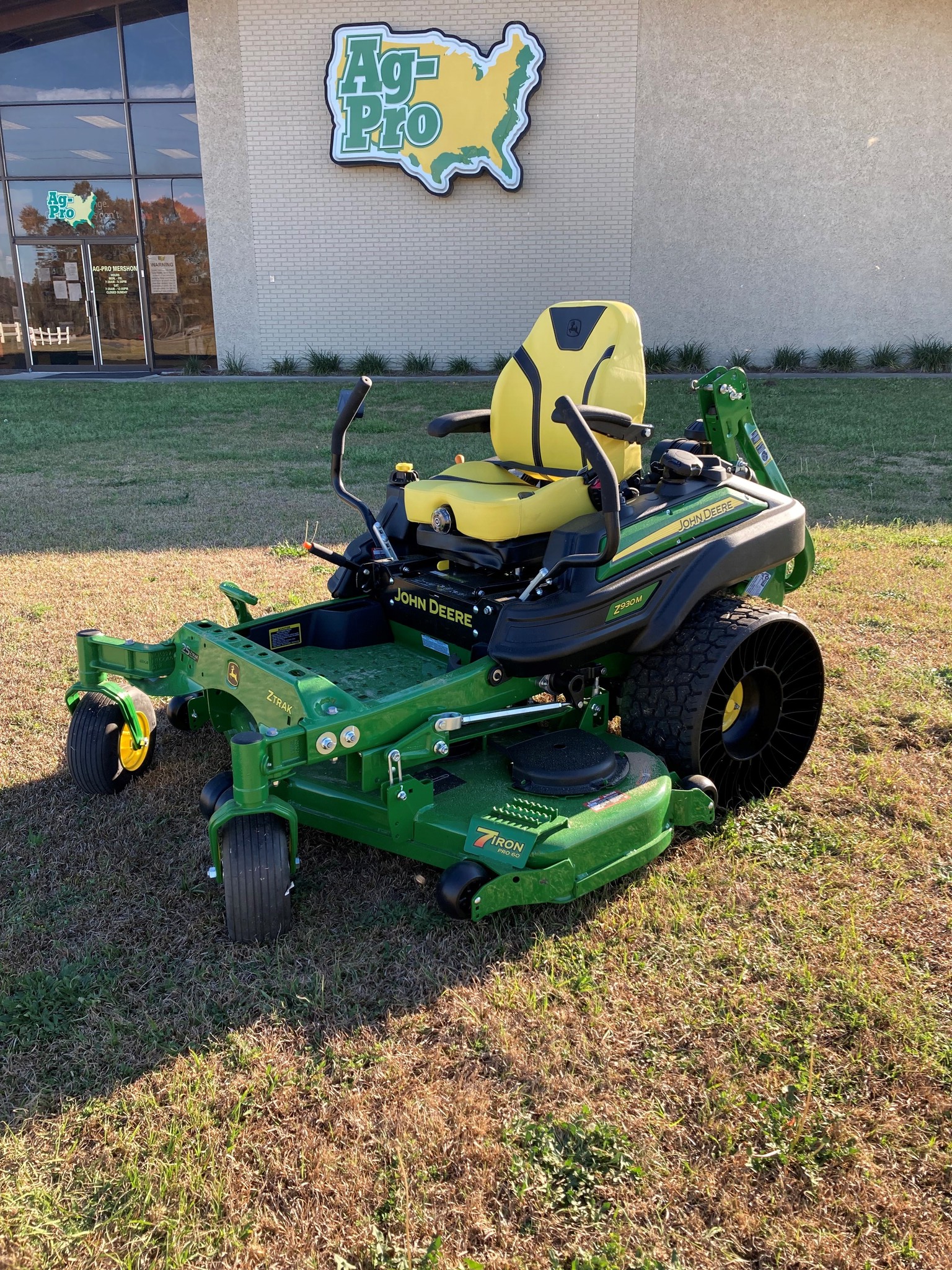 2025 John Deere Z930M Image 1