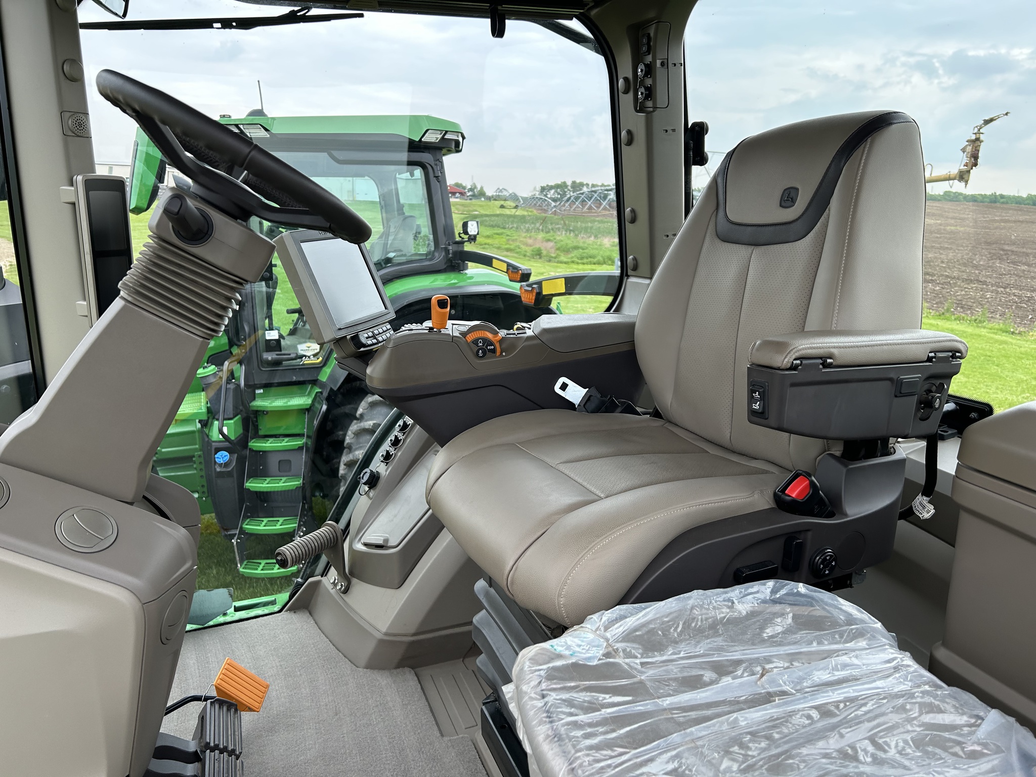  2023 John Deere 8R 310 at Heritage Tractor in Princeton, IL
