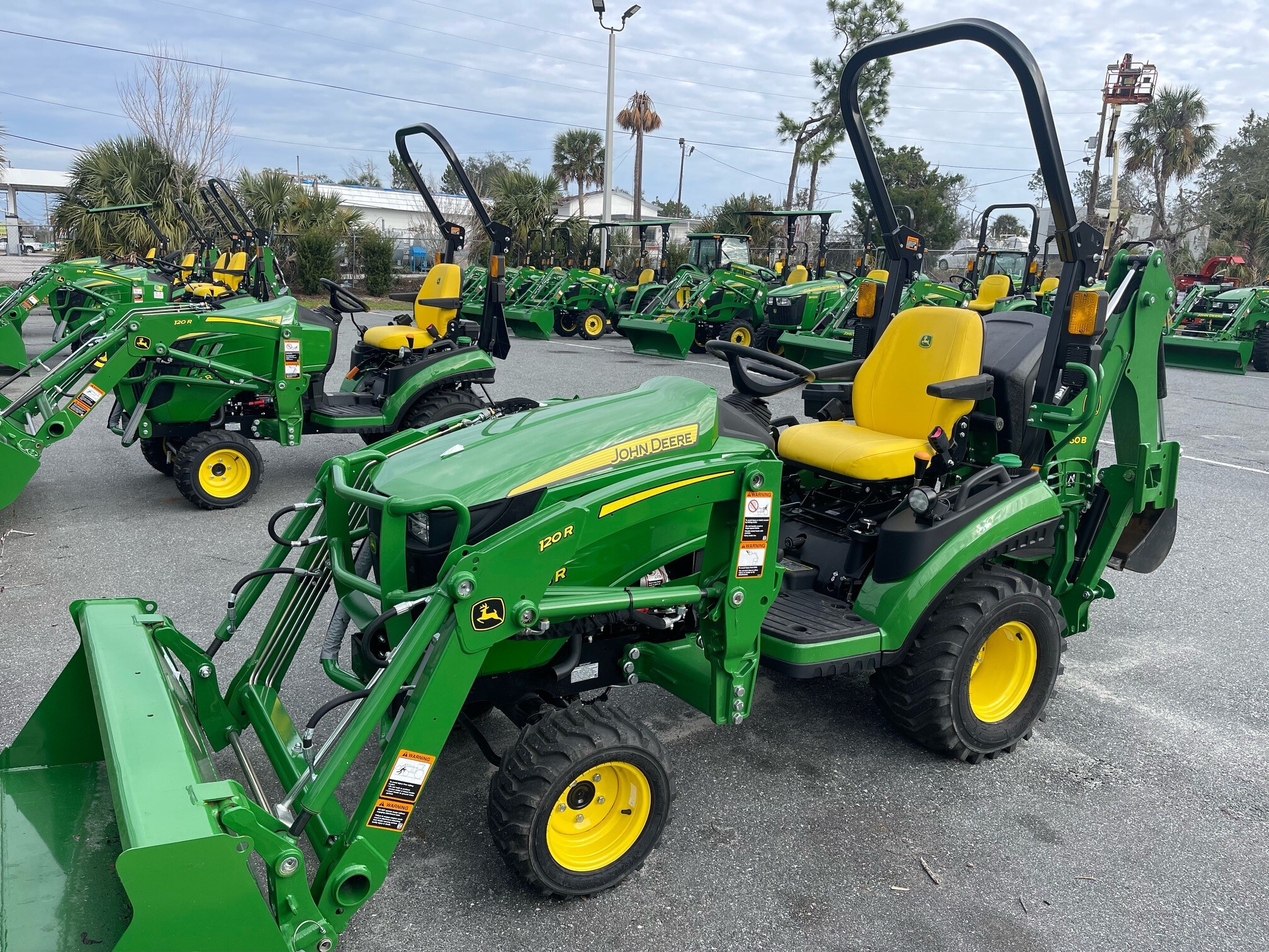 2023 John Deere 1025R Image 1