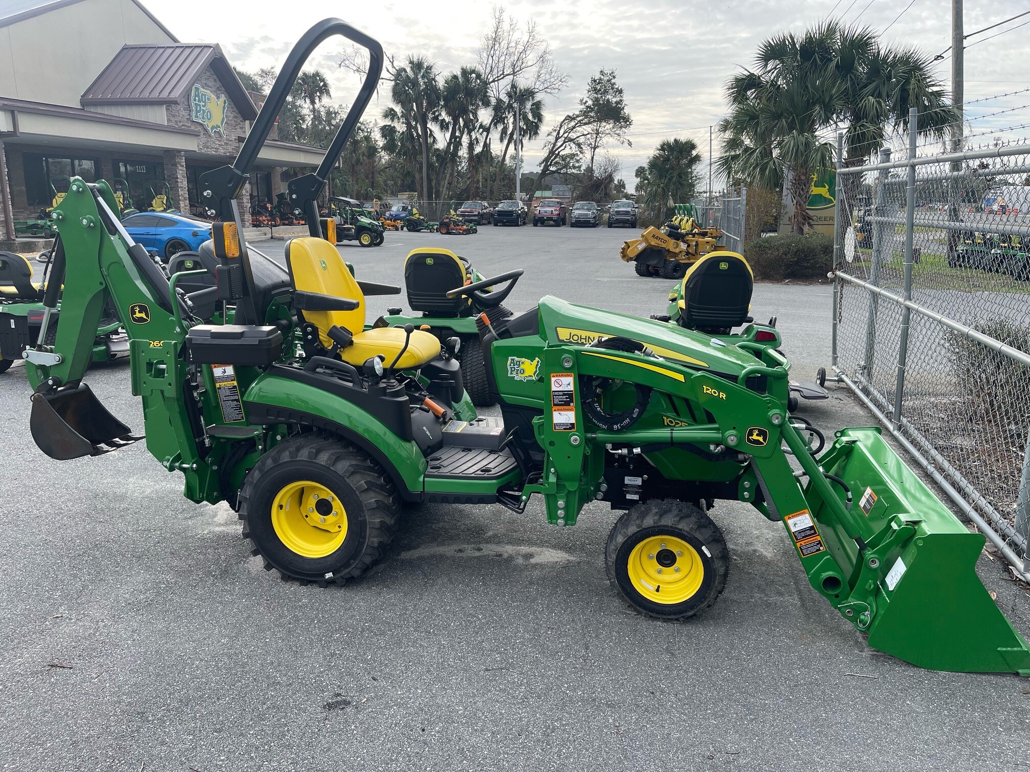 2023 John Deere 1025R Image 5