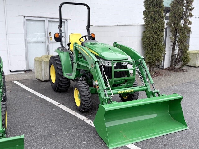 2023 John Deere 3033R Image 3