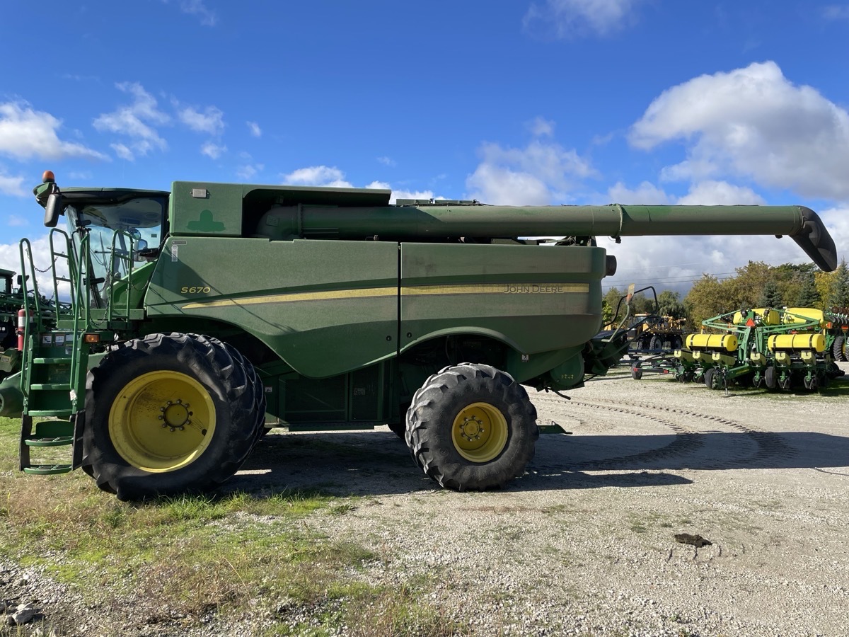 2014 John Deere S670 Image 2