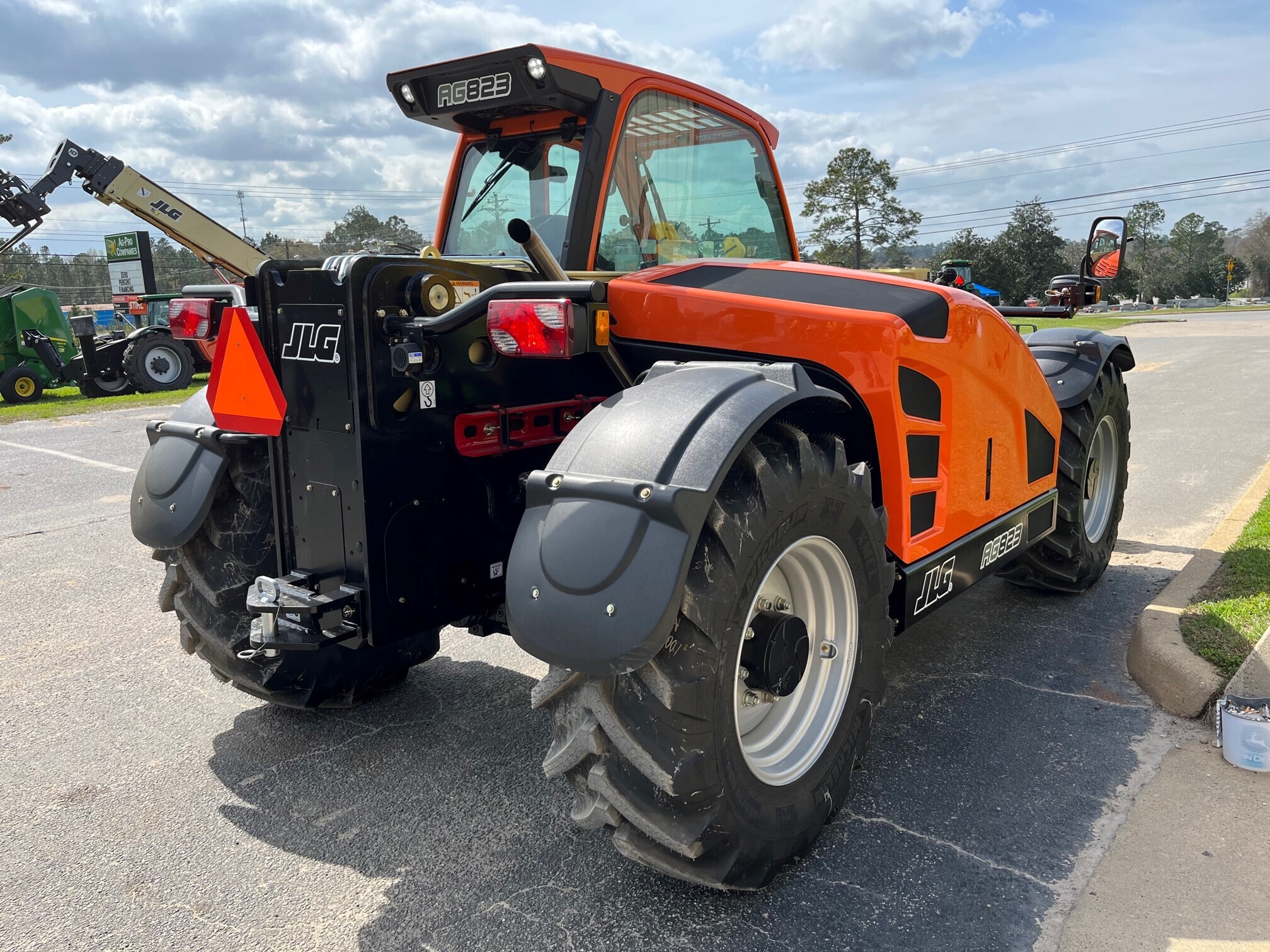 2025 JLG 823 Image 5