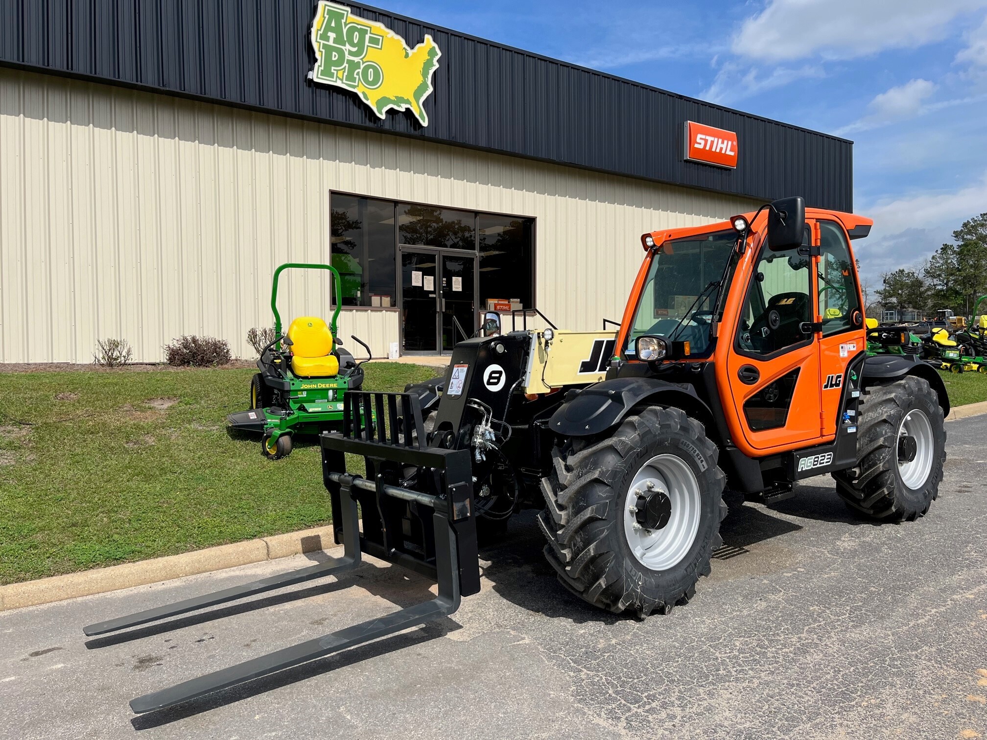 2025 JLG 823 Image 1