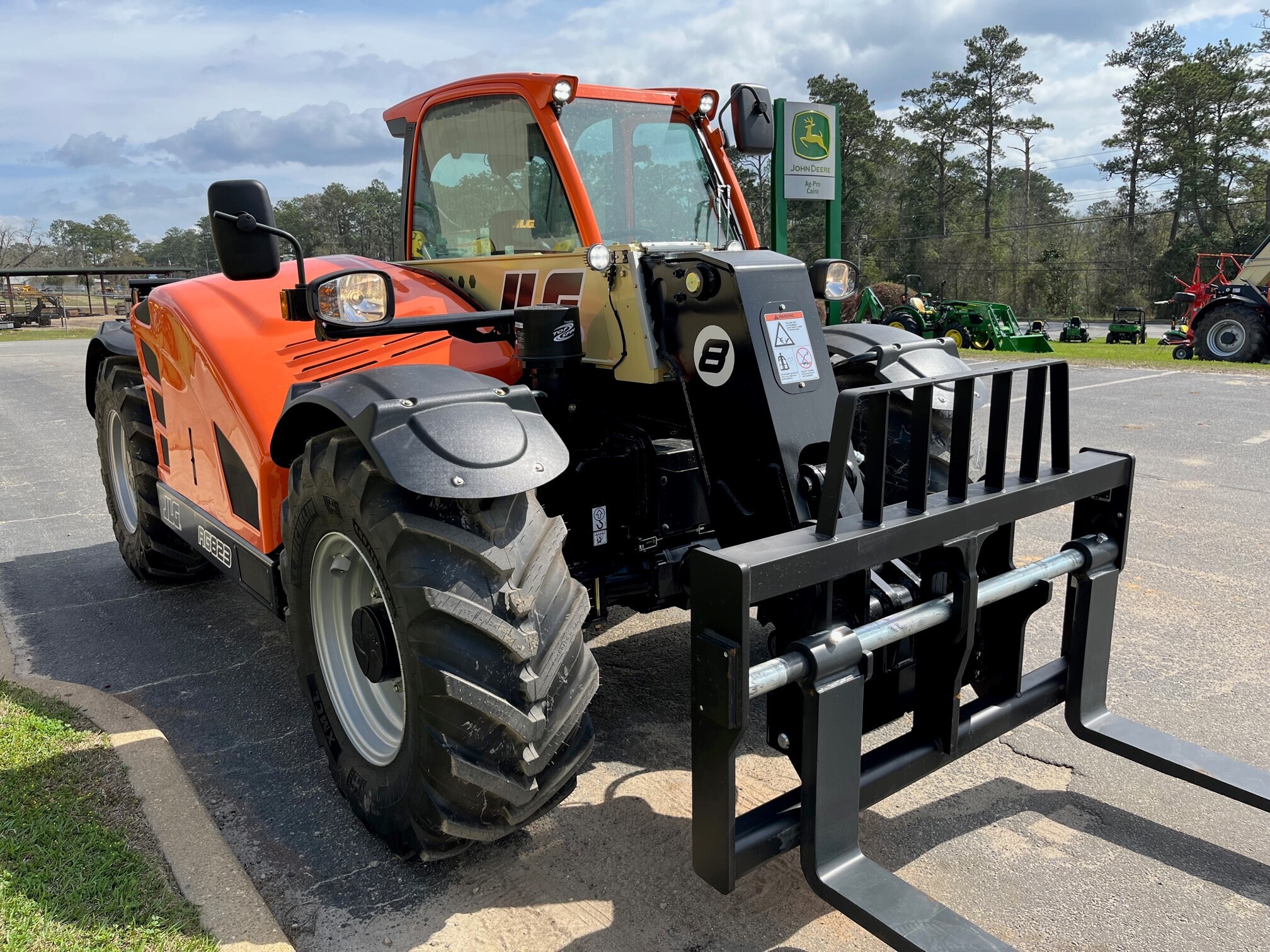 2025 JLG 823 Image 4