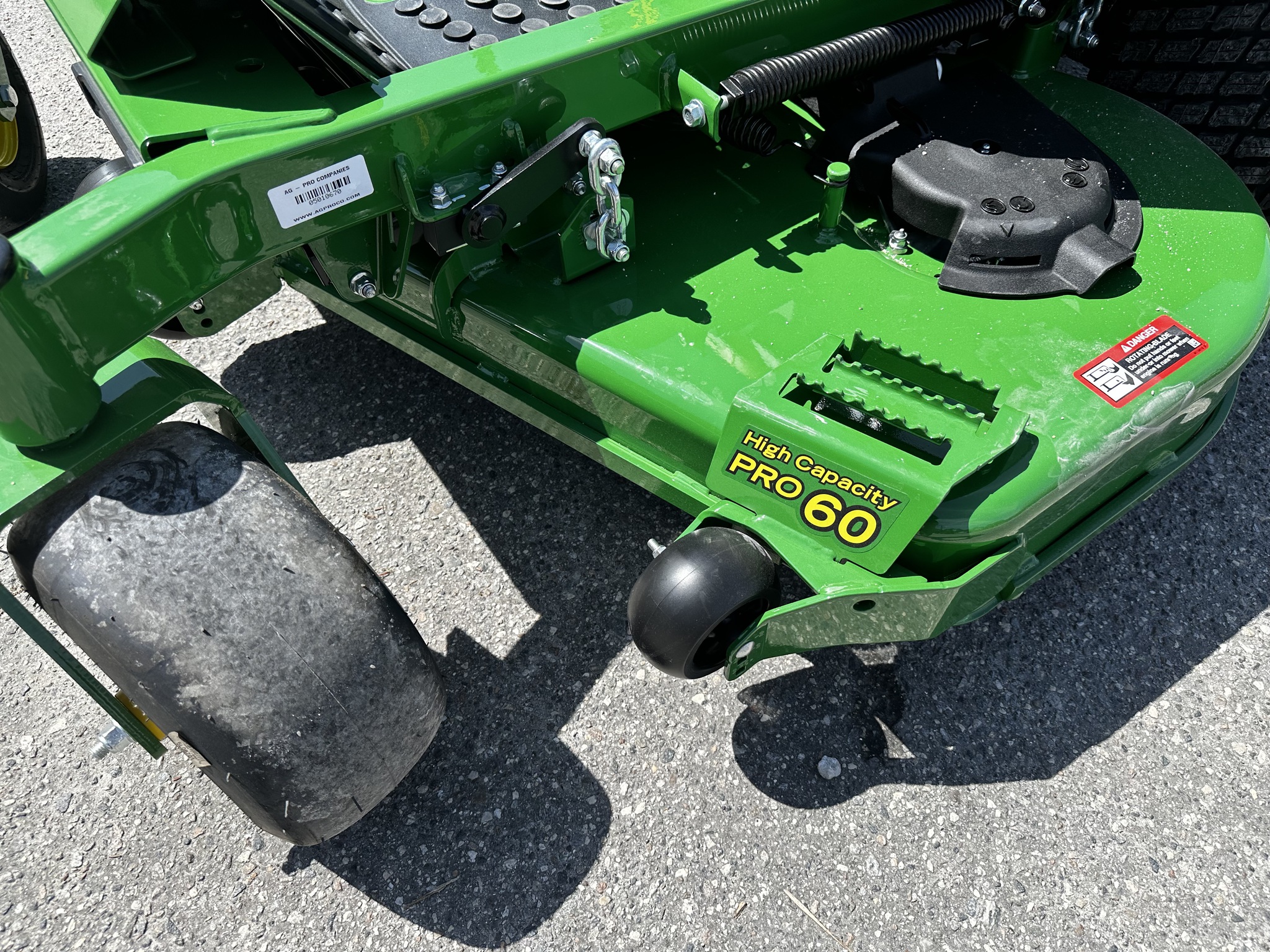 2025 John Deere Z740R Image 8