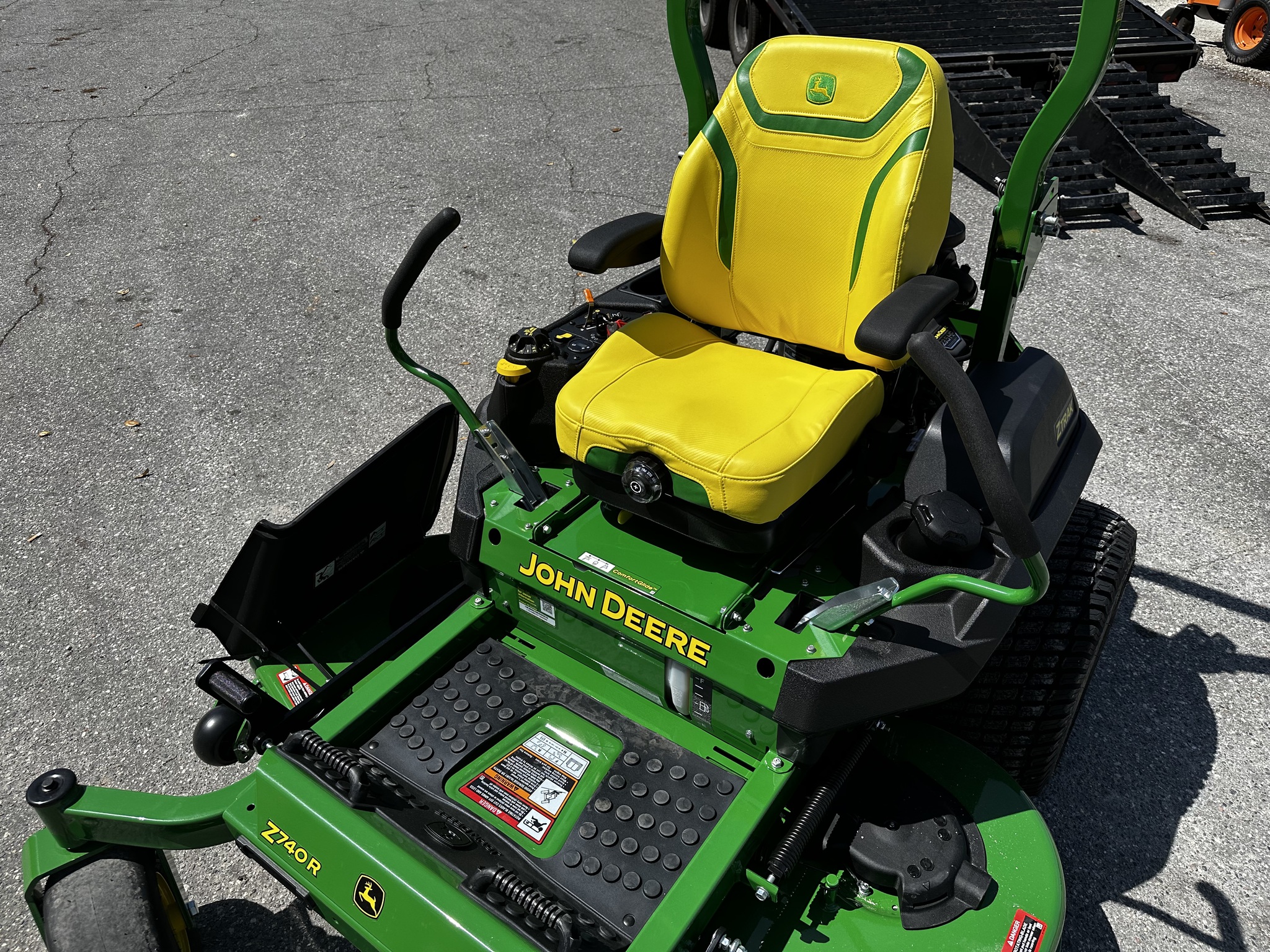 2025 John Deere Z740R Image 9