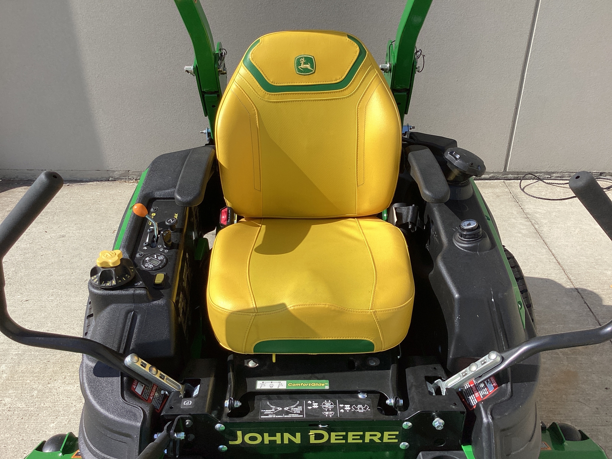 2025 John Deere Z930M Image 6