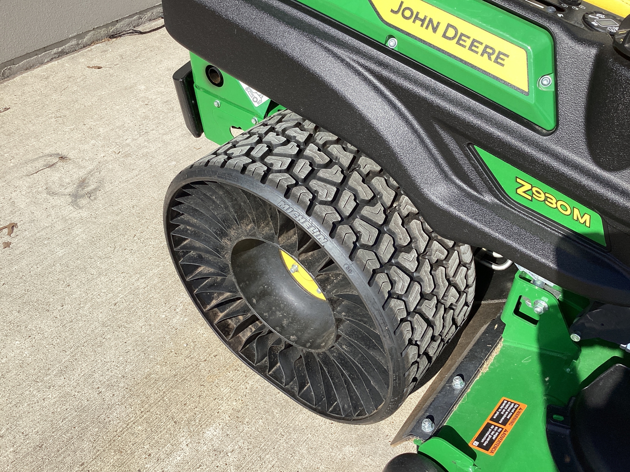 2025 John Deere Z930M Image 13