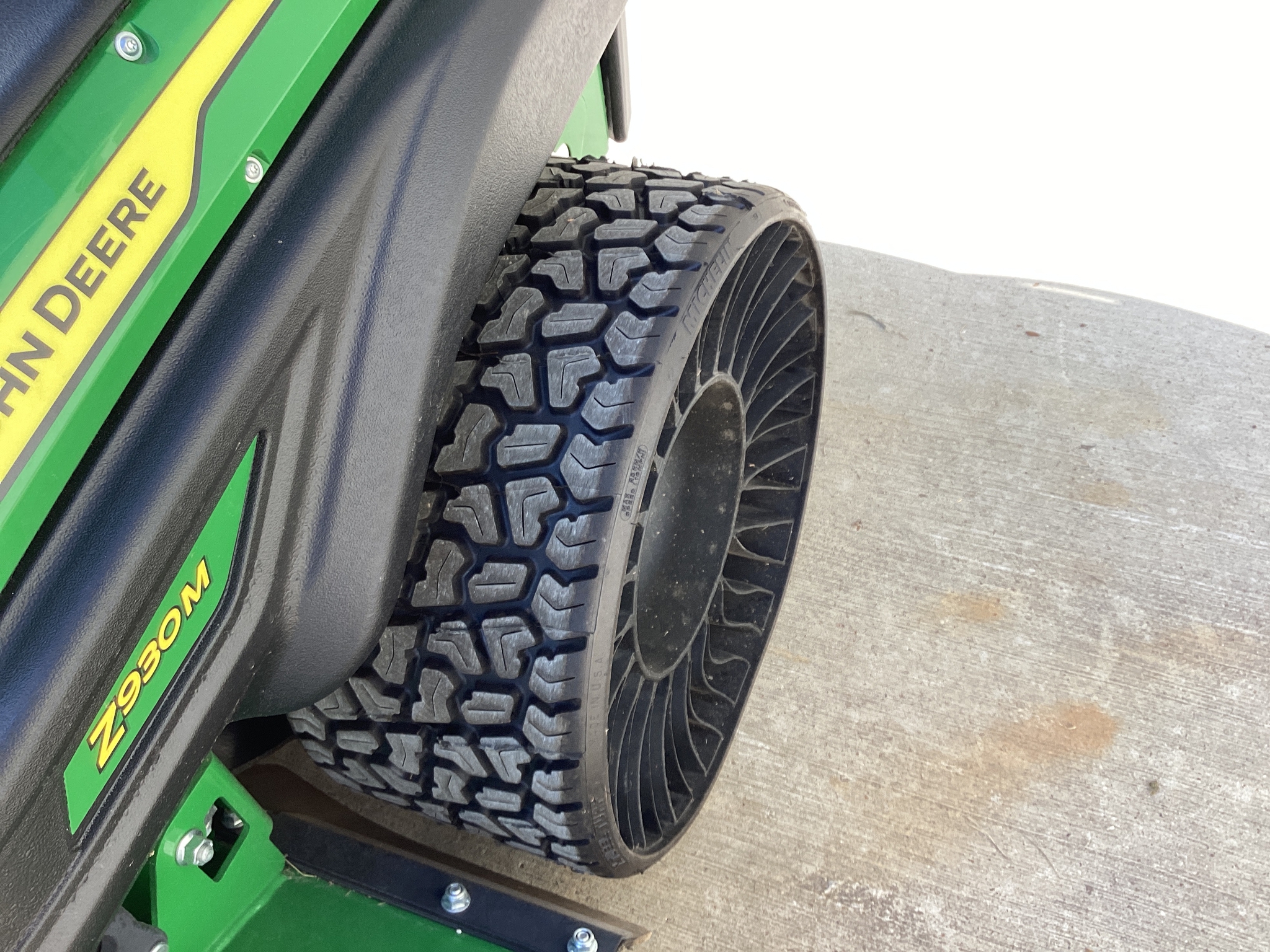 2025 John Deere Z930M Image 14