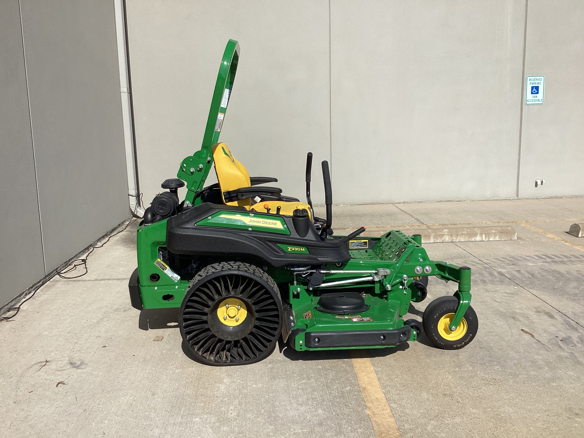 2025 John Deere Z930M Image 3