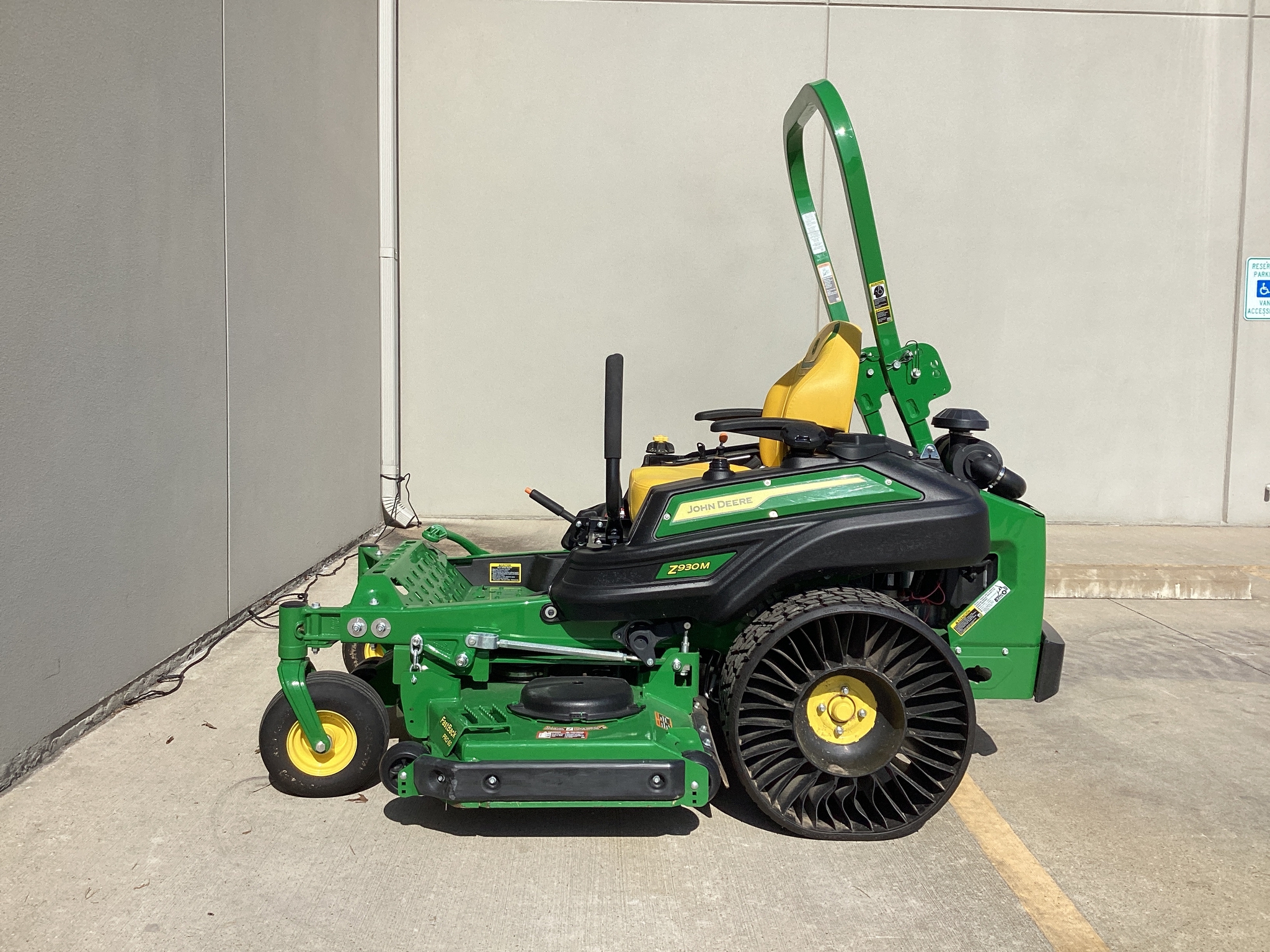 2025 John Deere Z930M Image 1