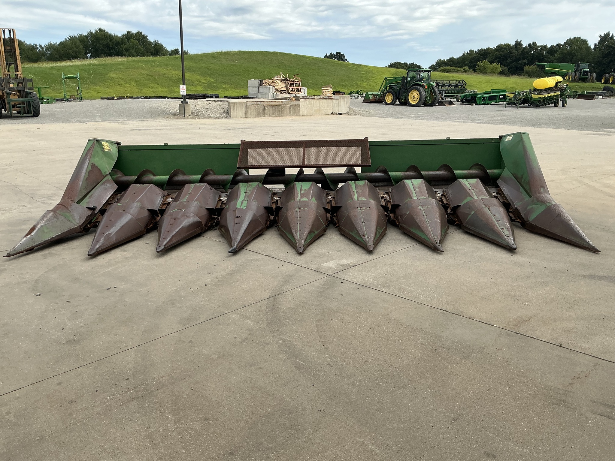 1976 John Deere 843 Image 4
