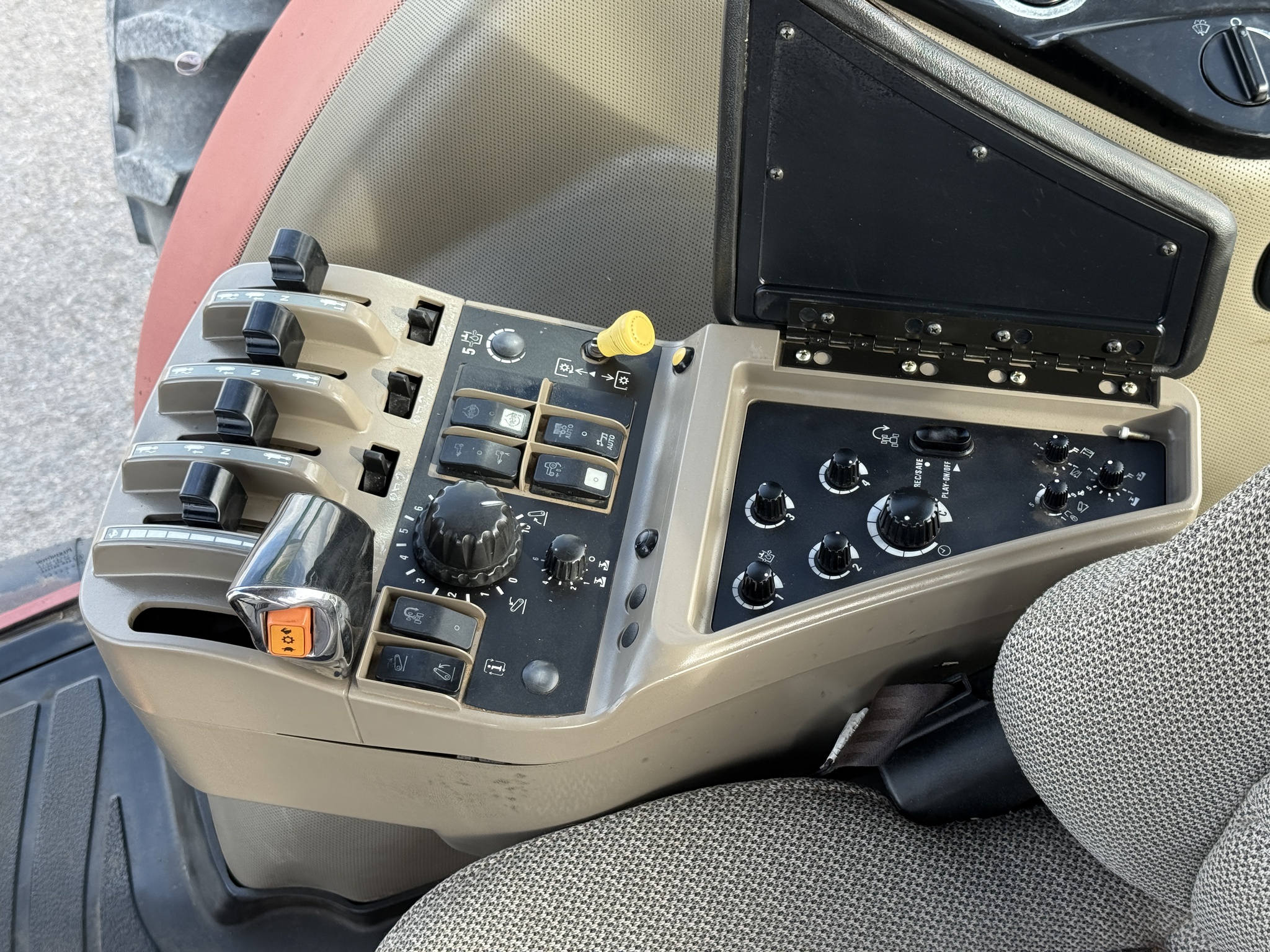 2010 Case IH Magnum 305 Image 15