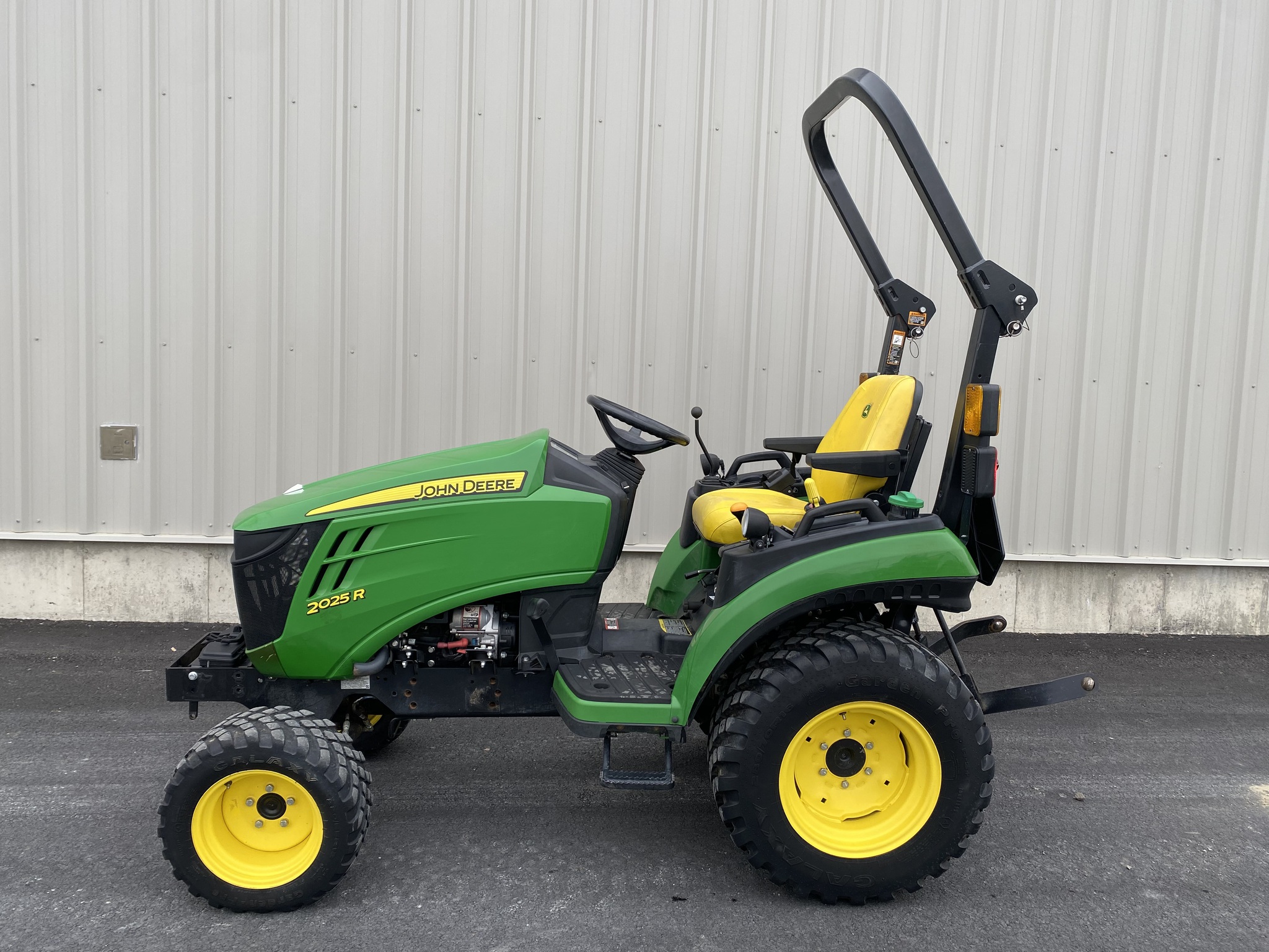 2021 John Deere 2025R Image 5